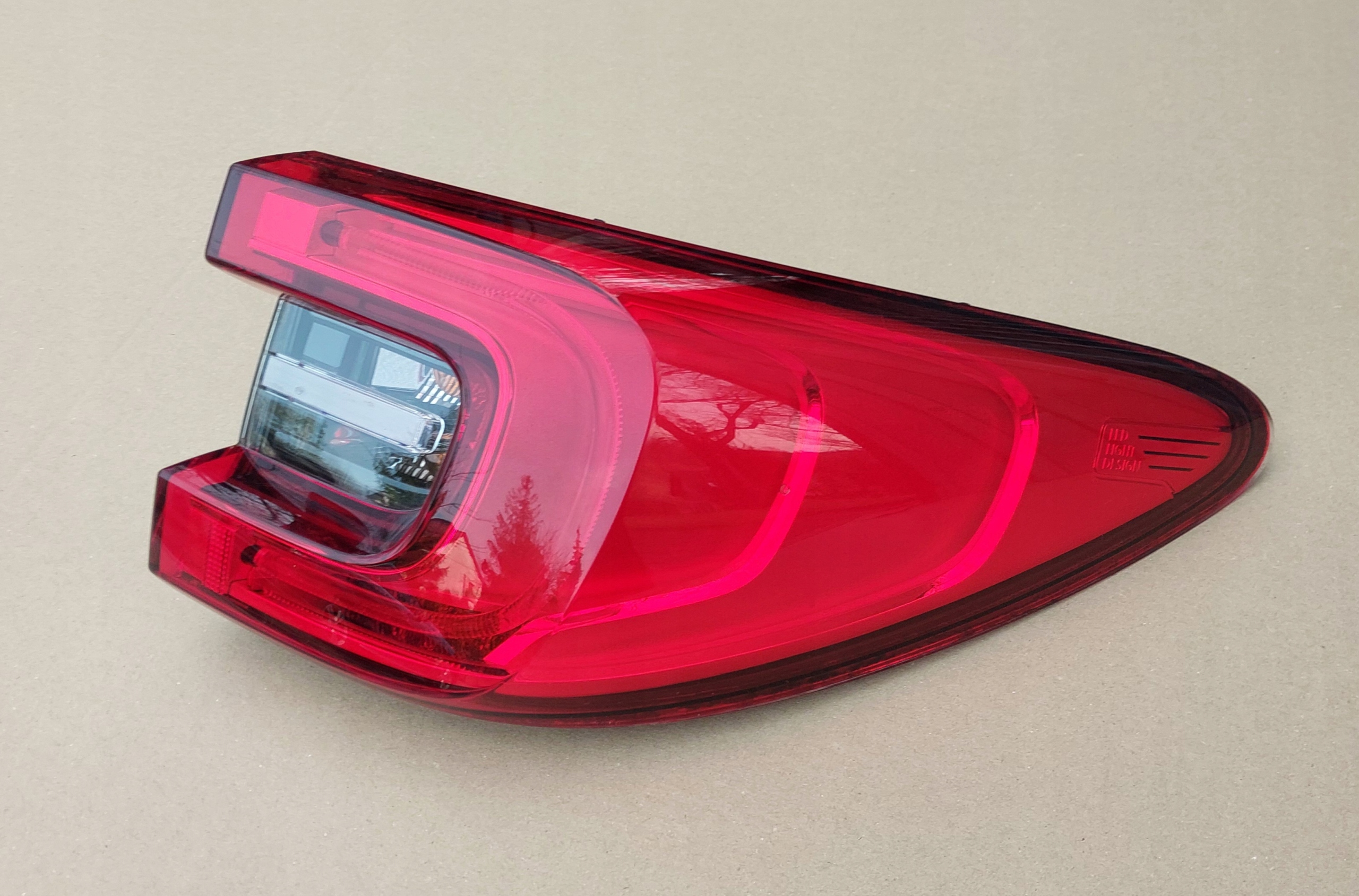 LAMPA PRAWA TYLNA RENAULT KADJAR 15r - 18r