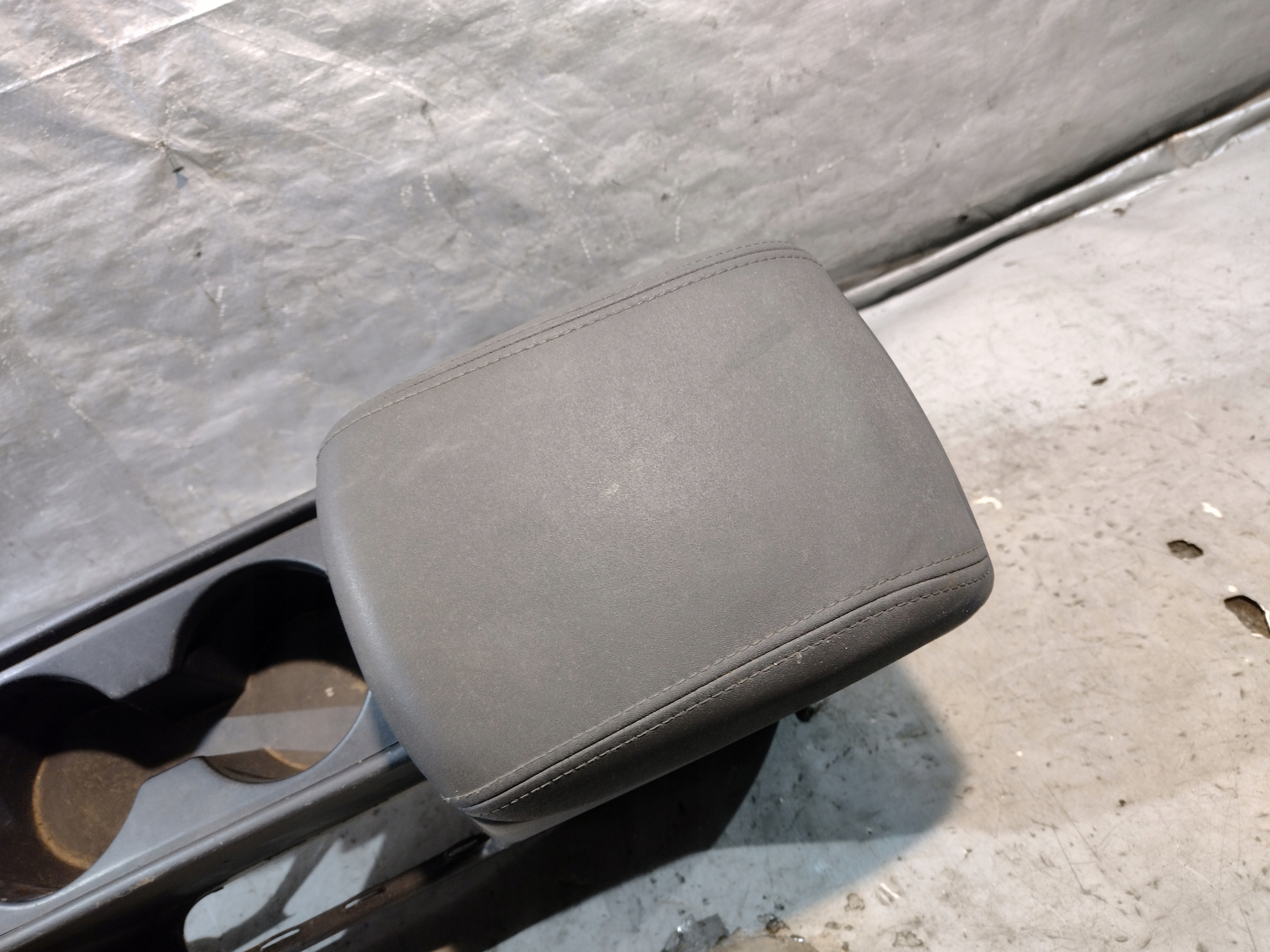 TUNEL central armrest OE 8687408 VOLVO V50 05r.