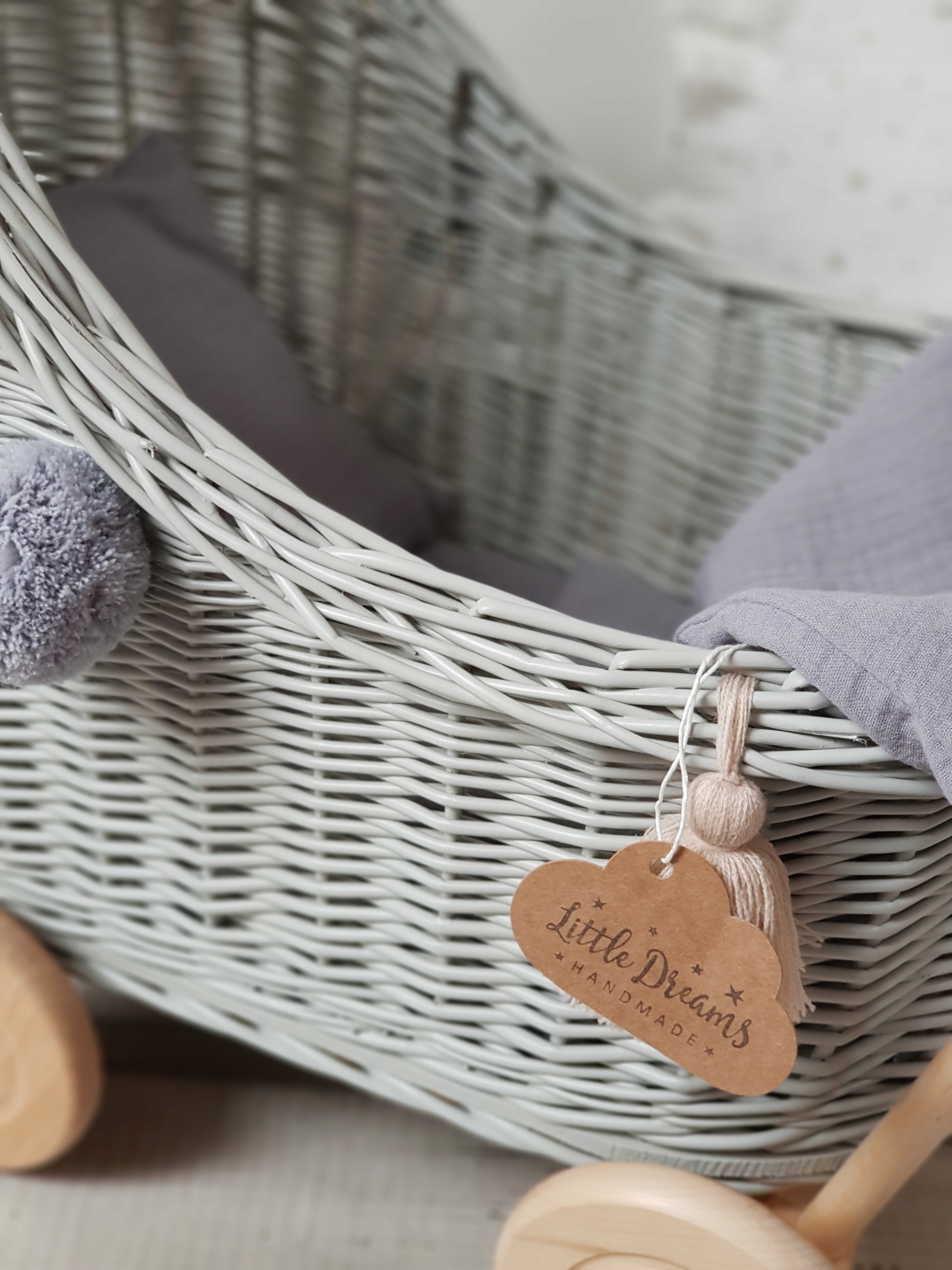 WÓZEK WIKLINOWY DLA LALEK JASNY SZARY POŚCIEL Seria WÓZEK WIKLINOWY