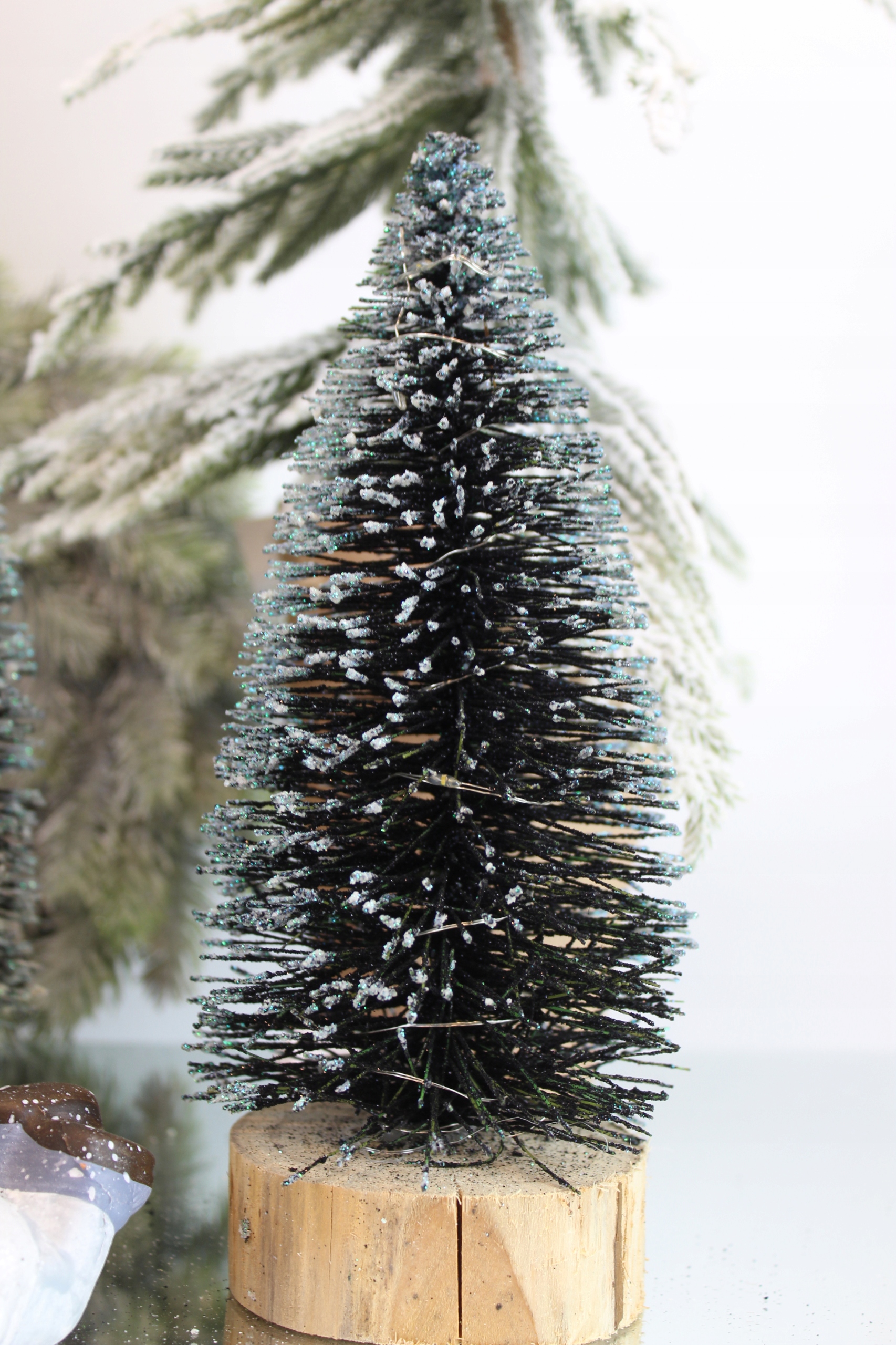 Mini choinka na pieńku z oświetleniem LED 25 cm Marka inna