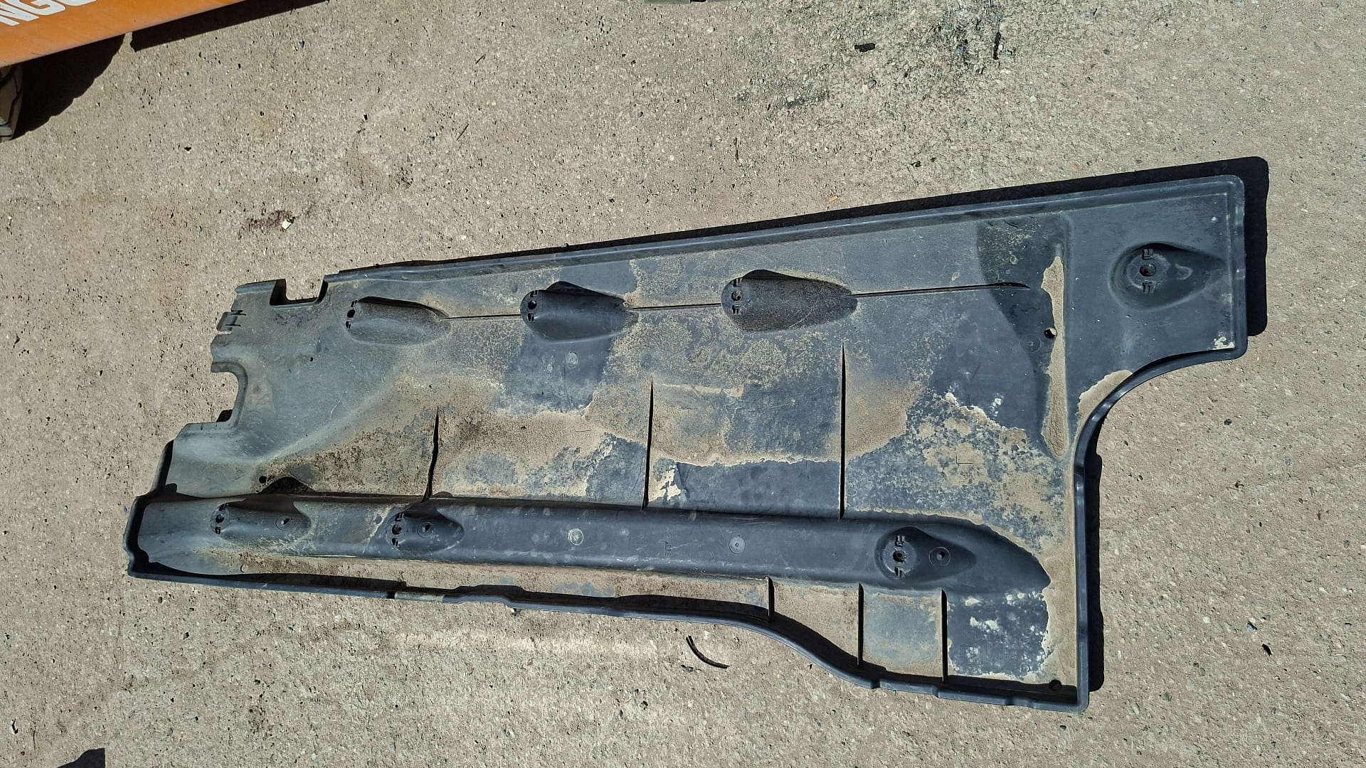 cover chassis right VW SHARAN II LIFT 7N0825202B