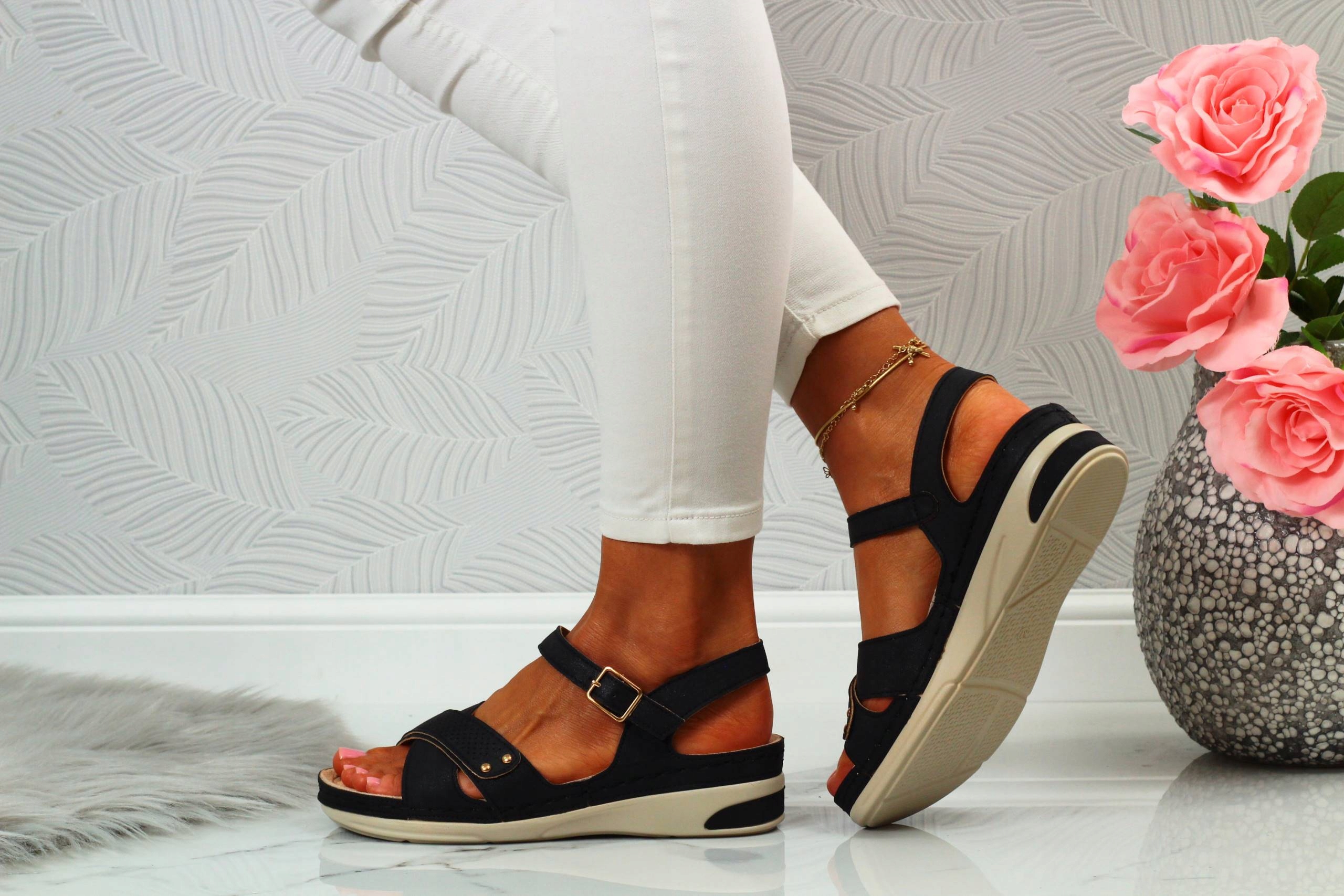 SANDAŁY DAMSKIE CZARNE PROFILOWANE SZYTE SKÓRA Model SANDAŁY DAMSKIE CZARNE PROFILOWANE SZYTE SKÓRA