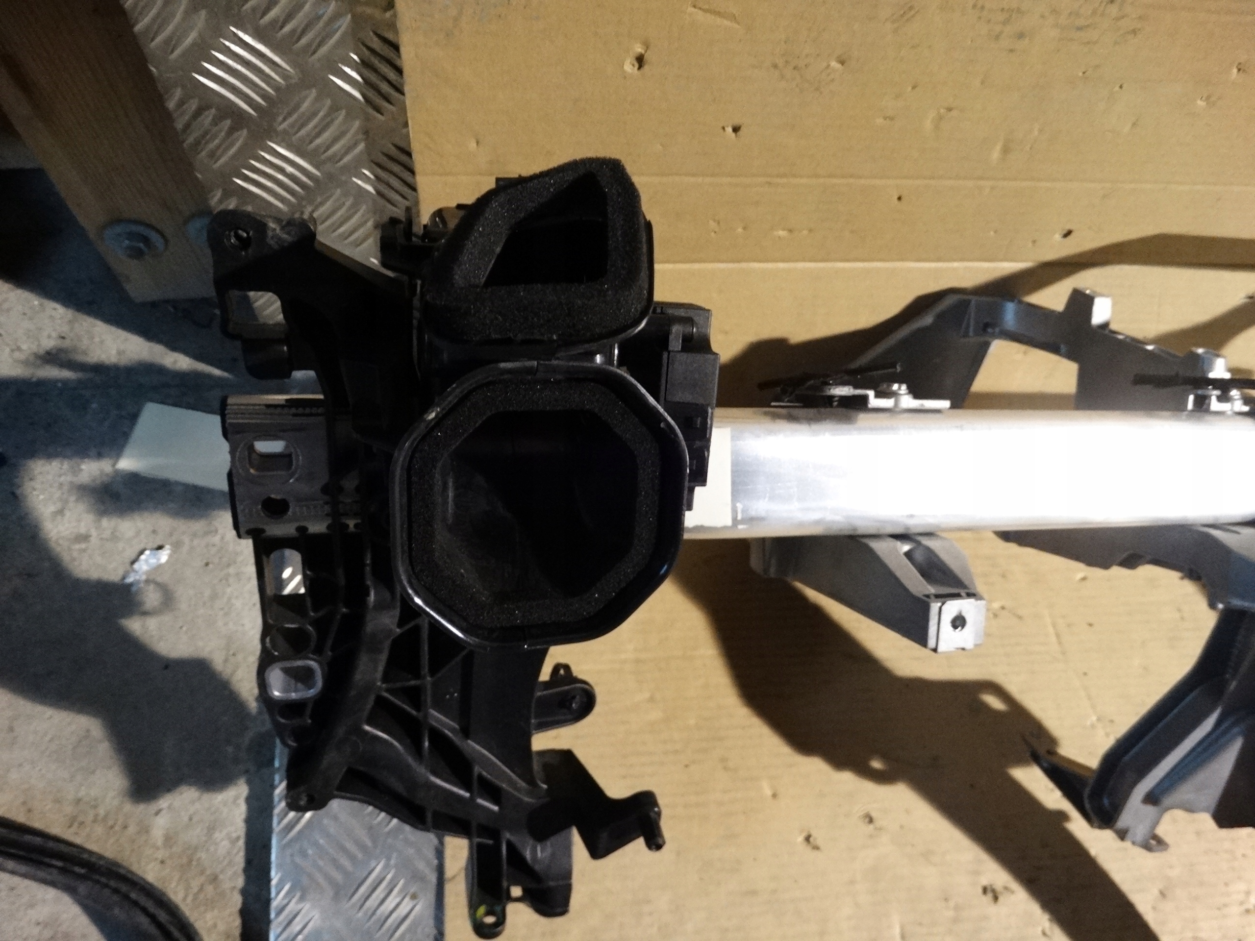 IDEALNY KPL. SUPPORT CONSOLE MERCEDES W205 LIFT 1