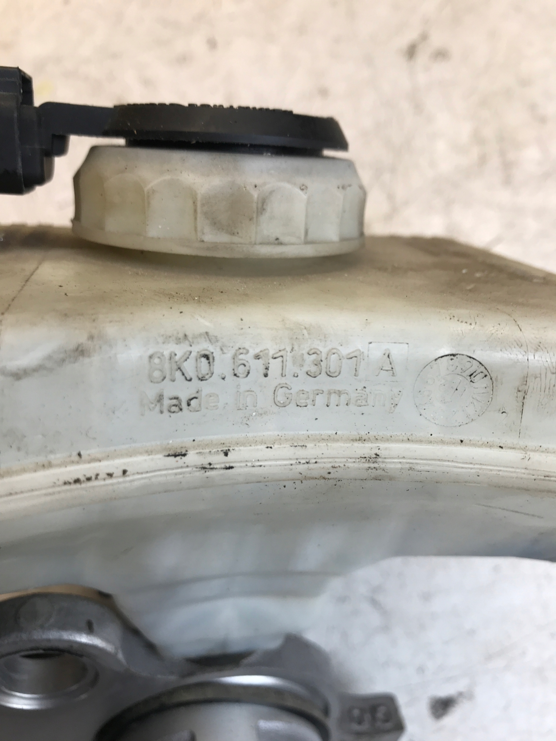 brake booster tank A4 B8 A5 8K0611301A