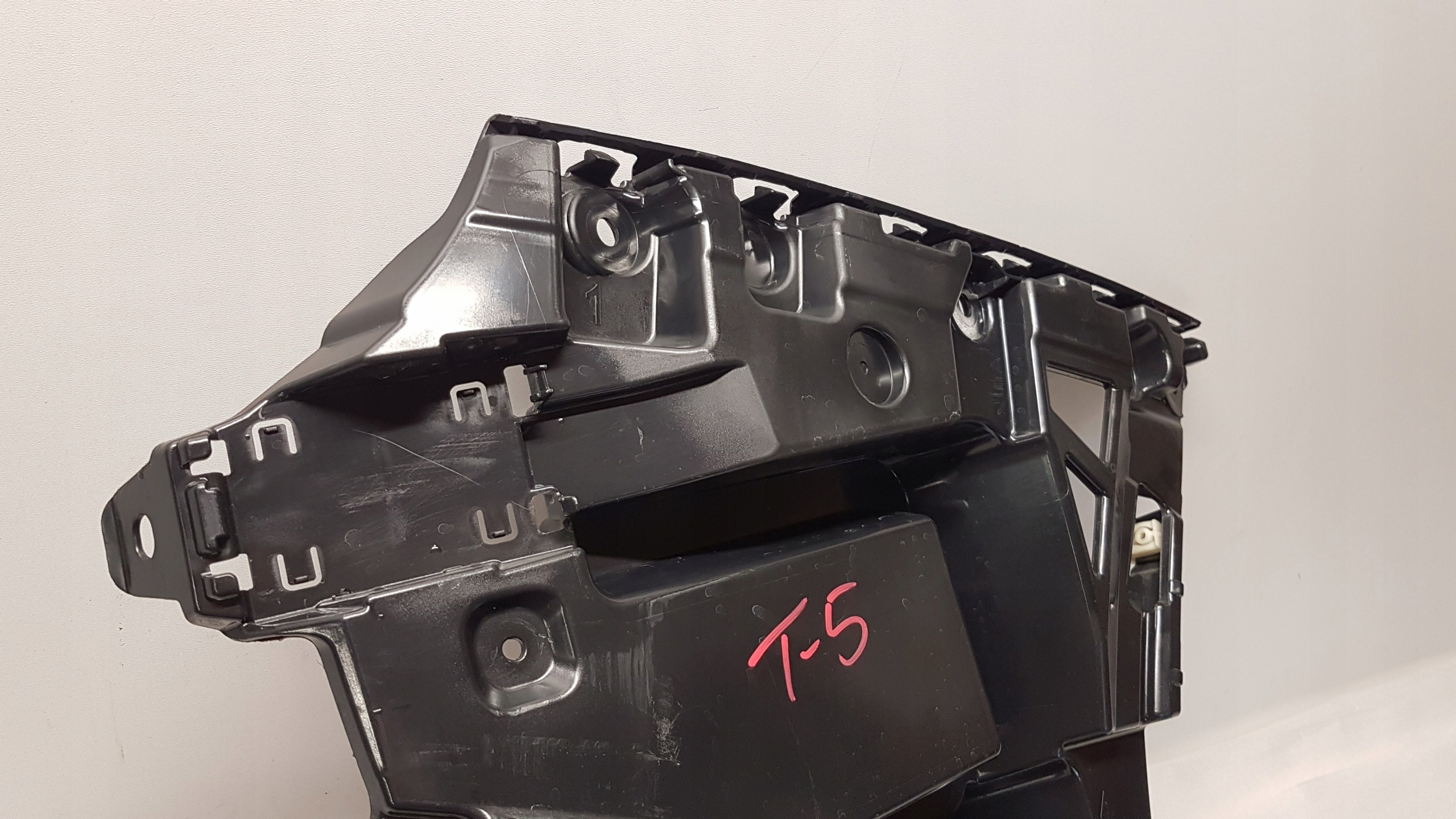 bumper bracket right rear part BMW iX i20 8737050