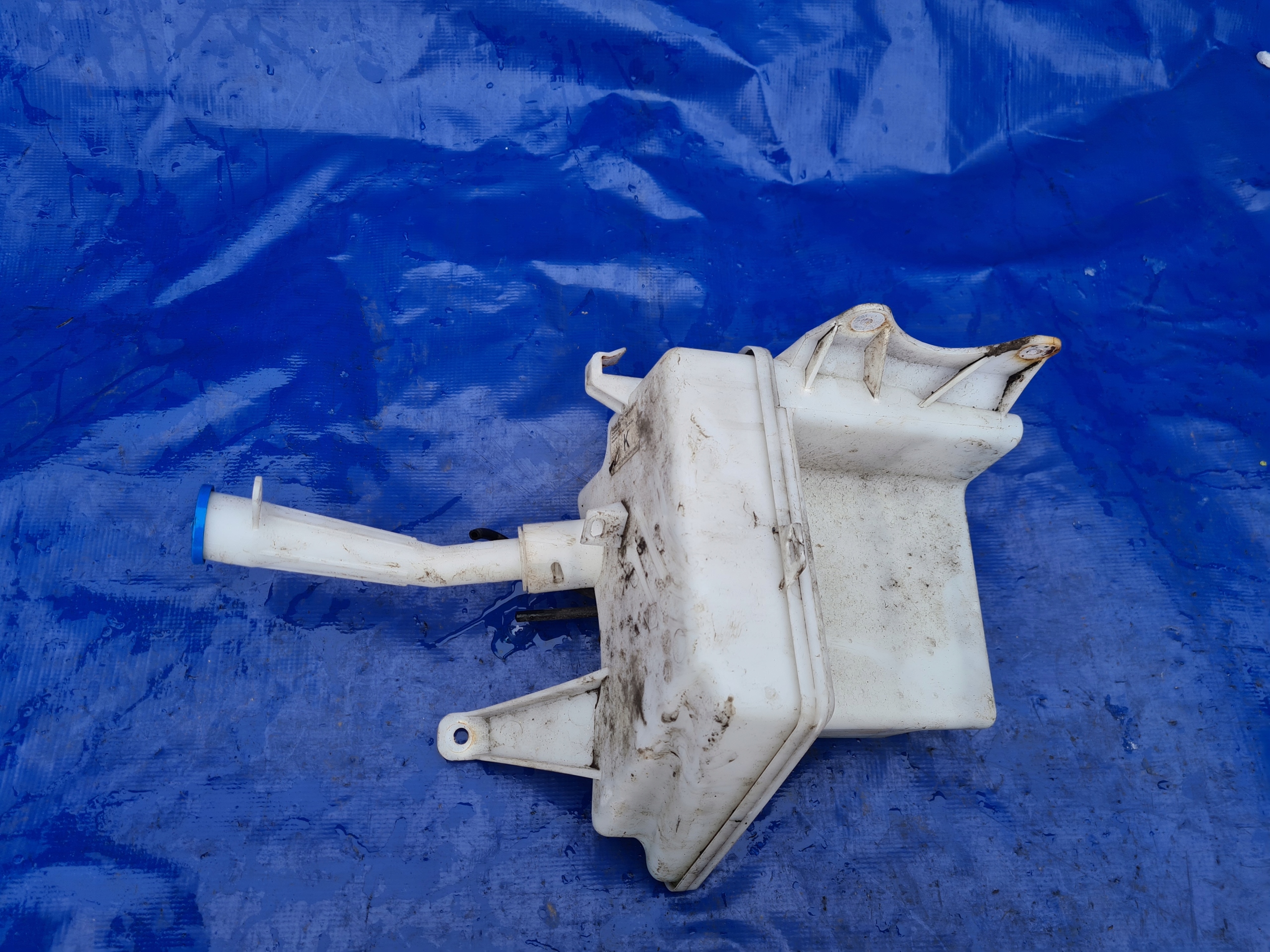 85310-05141 - Toyota avensis T27 бачок омывателя универсал