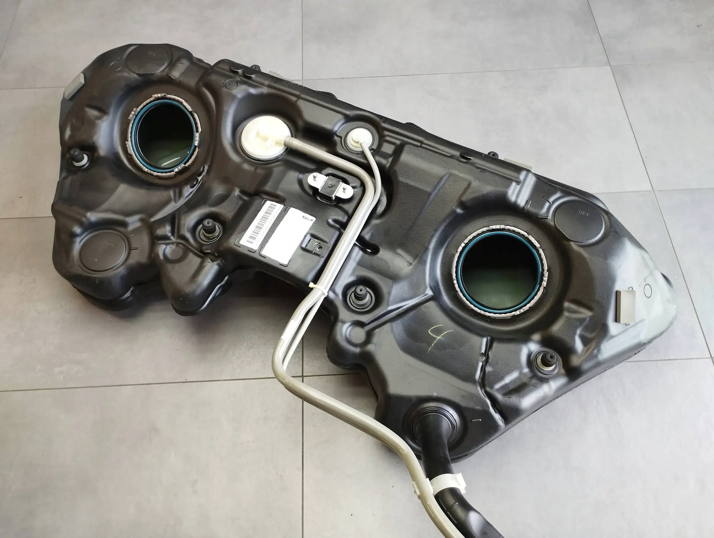 Mercedes-Benz CLS C218 tank A21247001