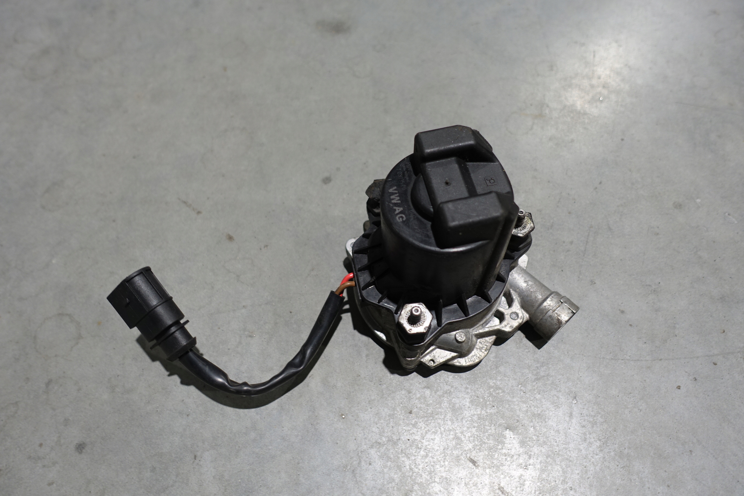 04E959231 - VW AUDI ВТОРИННИЙ ПОВІТРЯНИЙ НАСОС