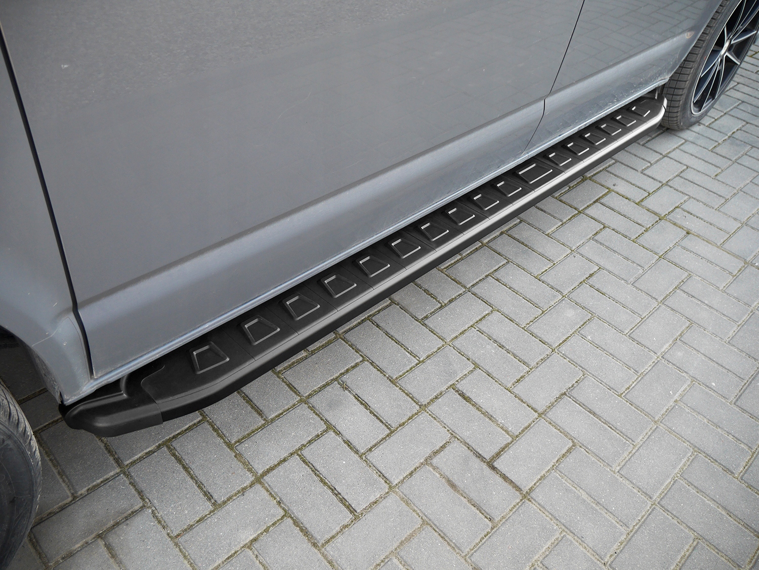 Stopnie boczne progi do LAND ROVER DEFENDER II 110 / 130 2020- Numer katalogowy producenta CHR-2823NS003