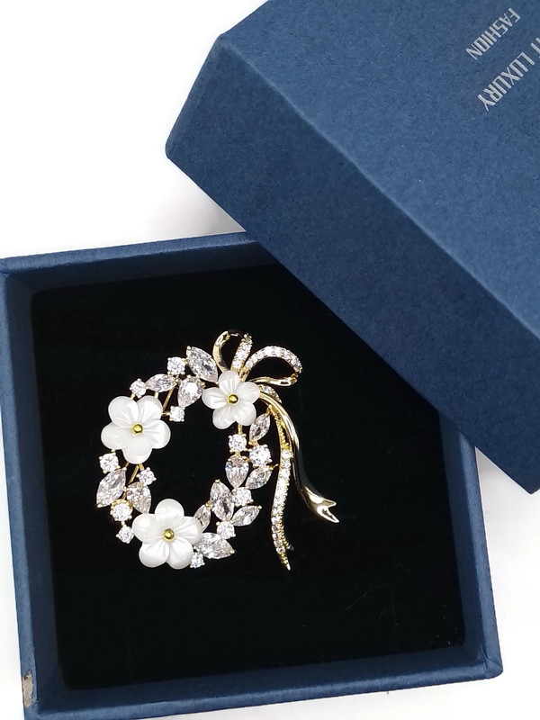 Luxusní Brož Věnec Kytice Stuha Květ Zlatá 14KGP Krabička Na Dárek