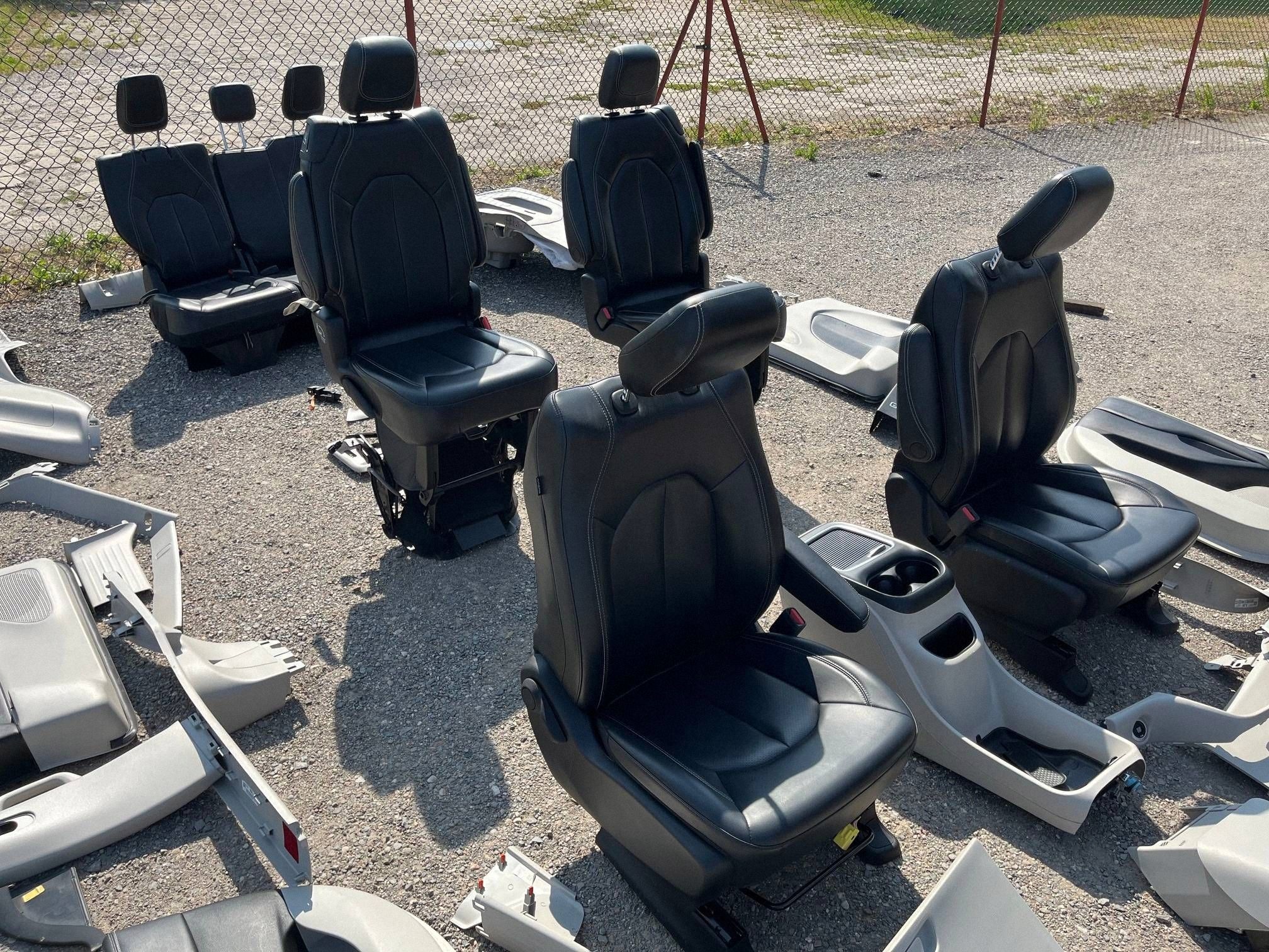 Komptel seats z boczkami seats inner leather Chrysler Pacifica 2021