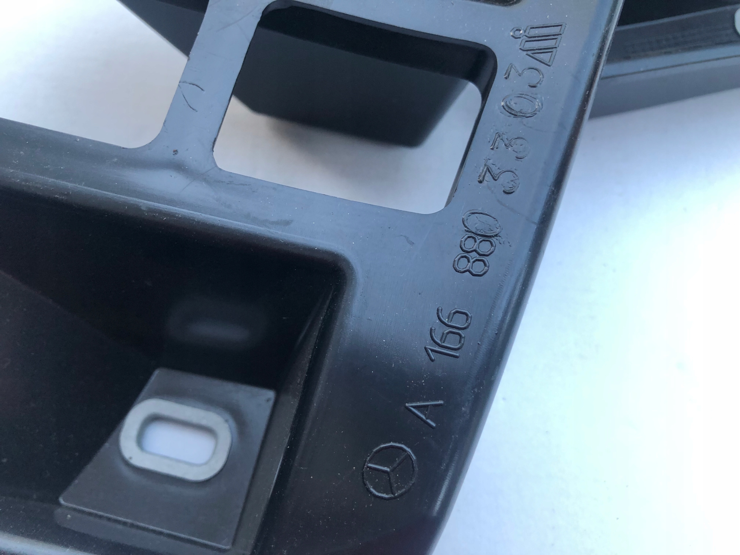 ŚLIZG TYŁ LEWY A1668803303 MERCEDES ML W166 Producent części Mercedes-Benz OE