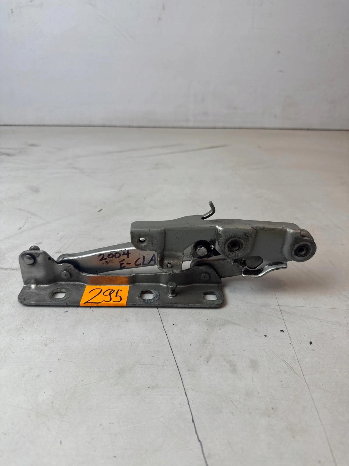 hinge bonnets front front left Mercedes E klasa W211