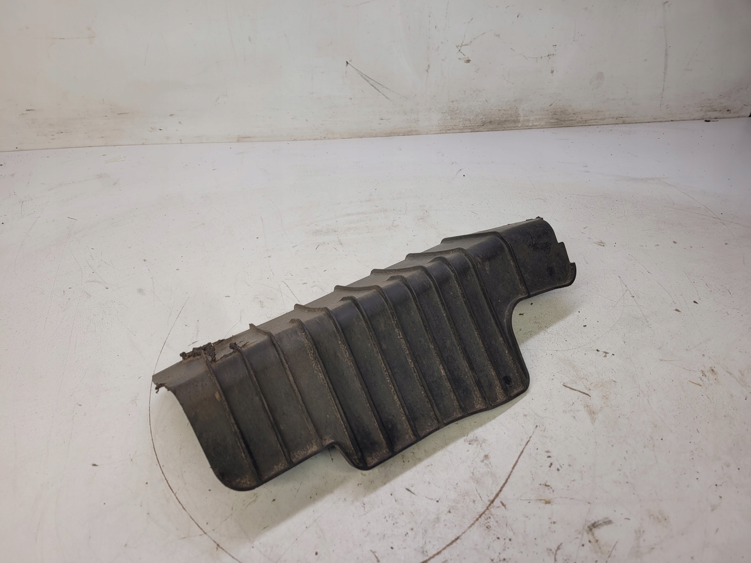 BLENDE ABDECKUNG DES QUERLENKERS LINKS HECK AUDI A4 B9 8W0505415E