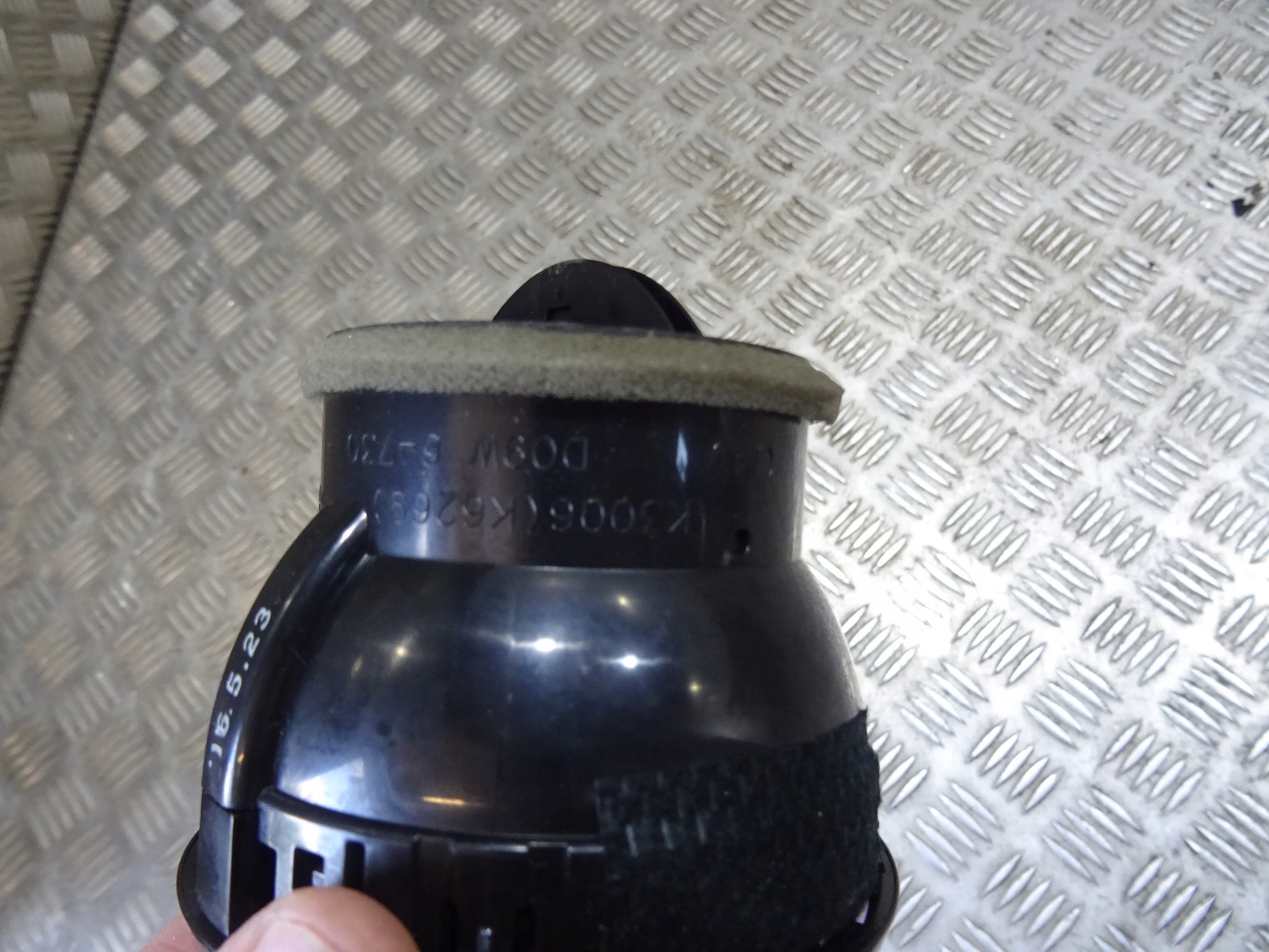 воздухозаборник жалюзи потока воздуха консоли правая левый D09W64730