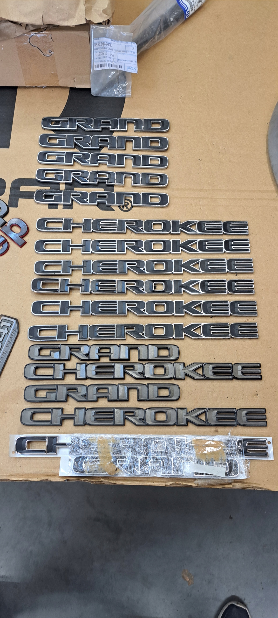 JEEP GRAND CHEROKEE 17-21 EMBLEMAT NAPIS NA DRZWI SREBRNO CZARNY CHROM Numer katalogowy części 68370537AA