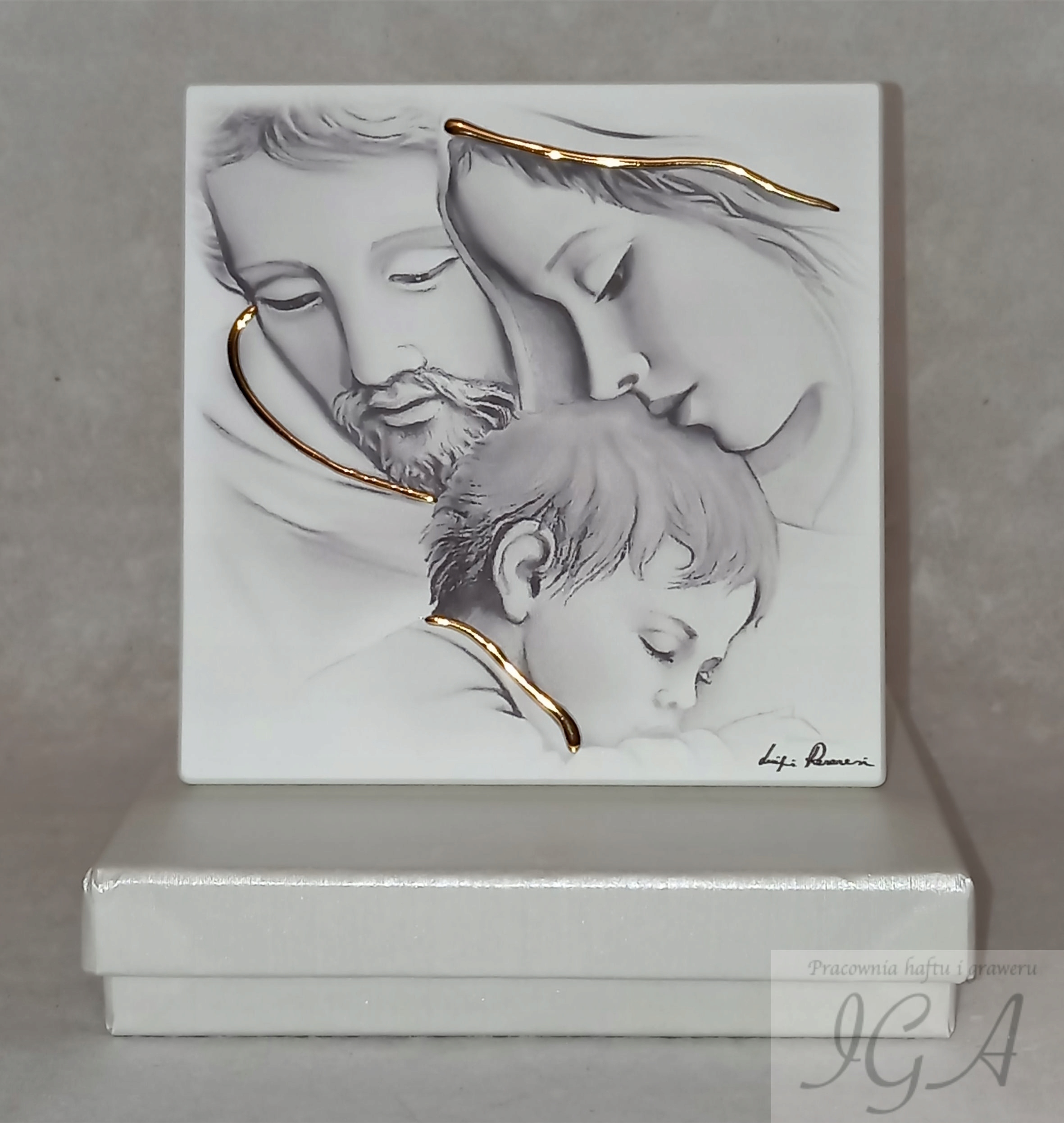 OBRAZEK MALOWANY SEPIA NA DREWNIE ŚWIĘTA RODZINA PAMIĄTKA CHRZTU GRAWER Długość 18 cm