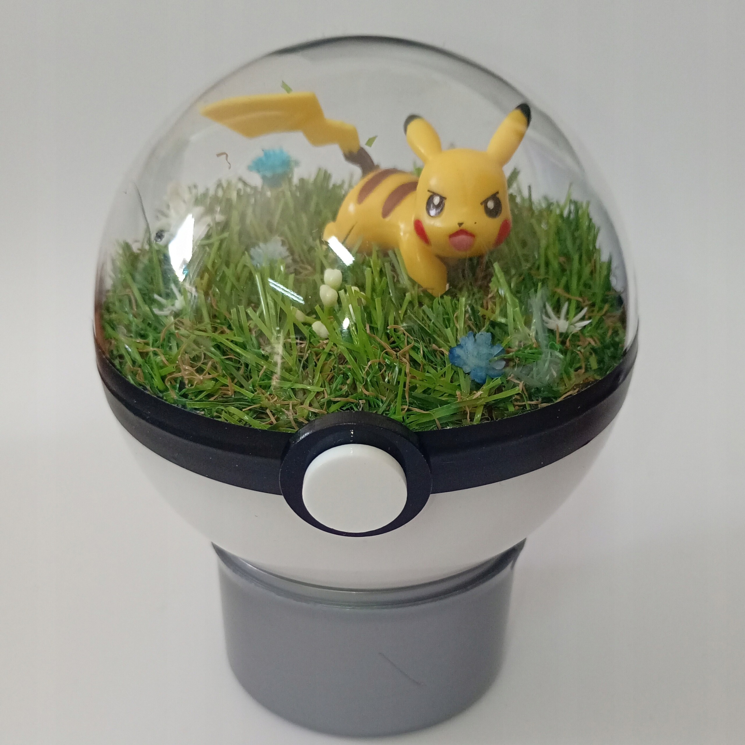 Pikachu – Pokeballové Terárium Unikátní Diorama Pokémon Ručně Vyrobené 10 CM