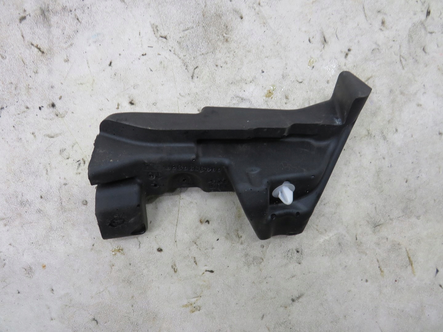 WYGLUSZENIE PODSZYBIA LEWE CLIO V 668359680R Part manufacturer Renault original OE