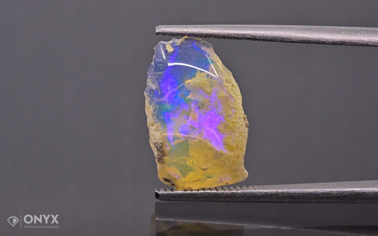 Opal z Etiopie hrudka 14x9 mm