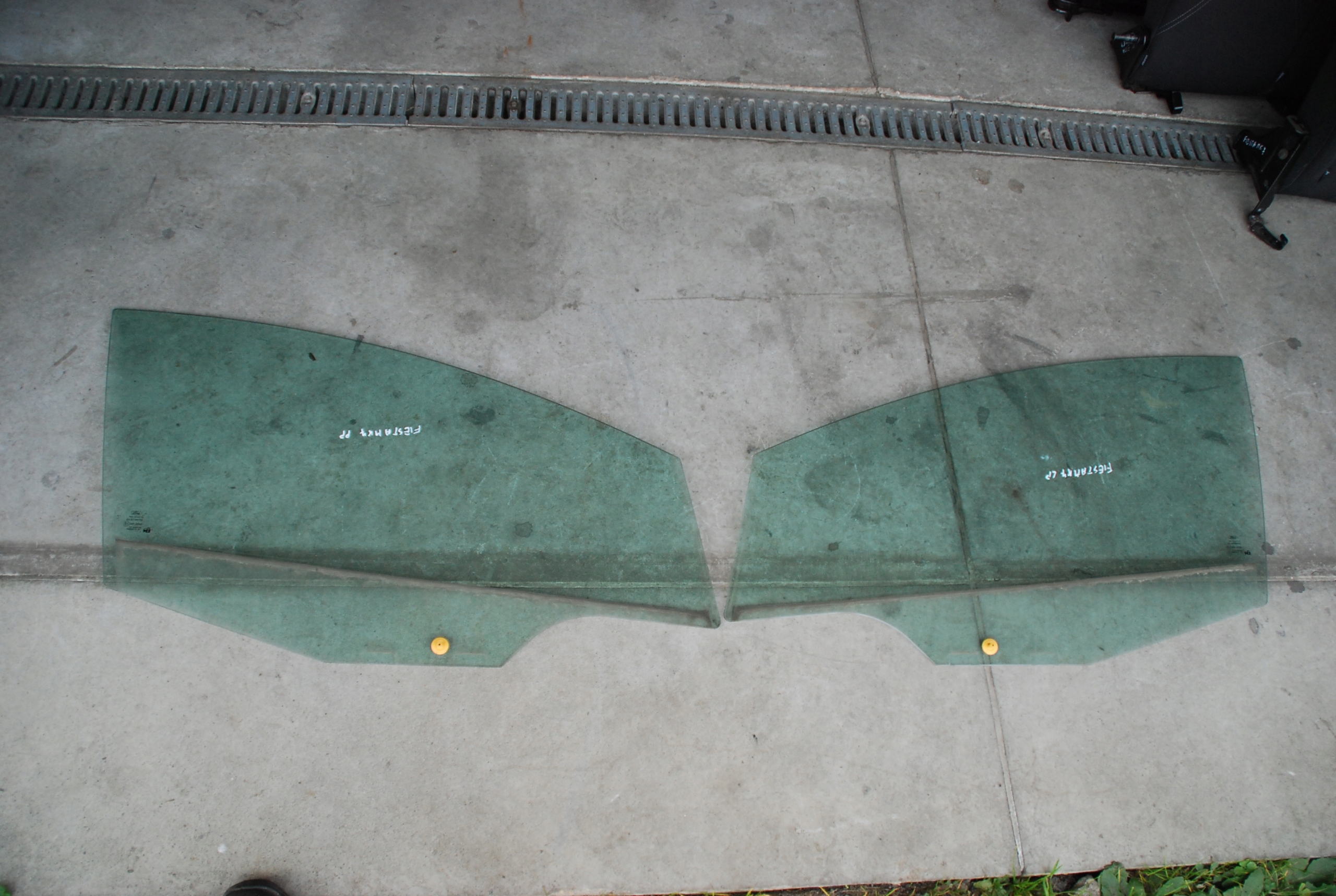 Скло Л / П переднє 5Д 2014р. Ford Fiesta MK7