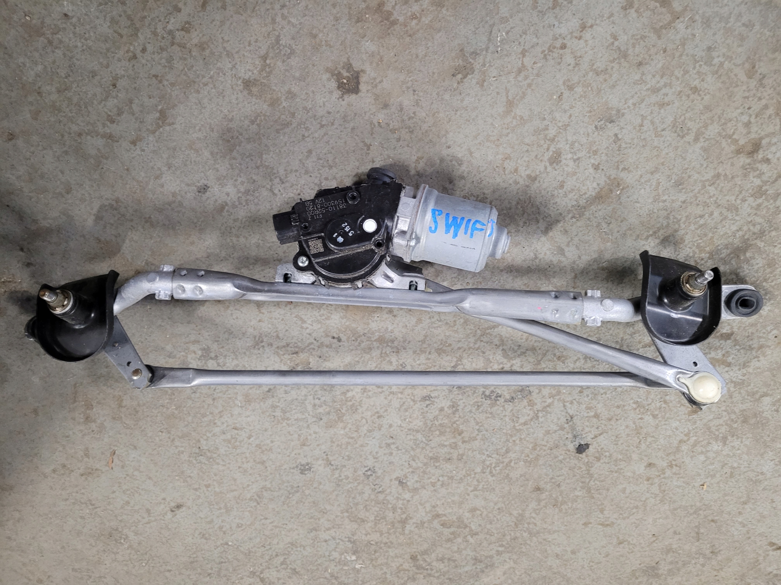 38110-52R00 - SUZUKI SWIFT MK8 МЕХАНИЗМ СТЕКЛООЧИСТИТЕЛЯ