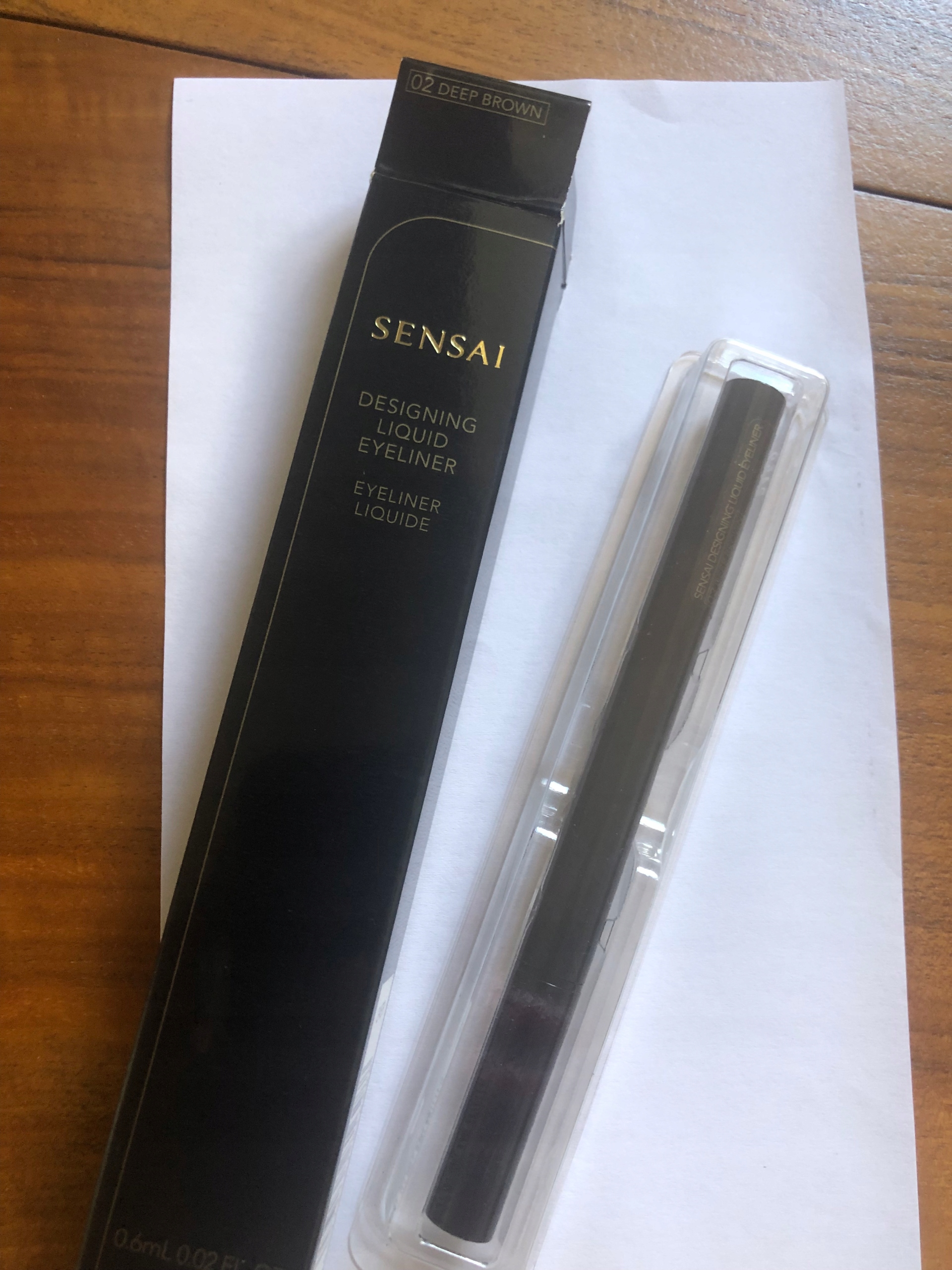 Matné oční linky v peru Sensai hnědé 0,6 ml