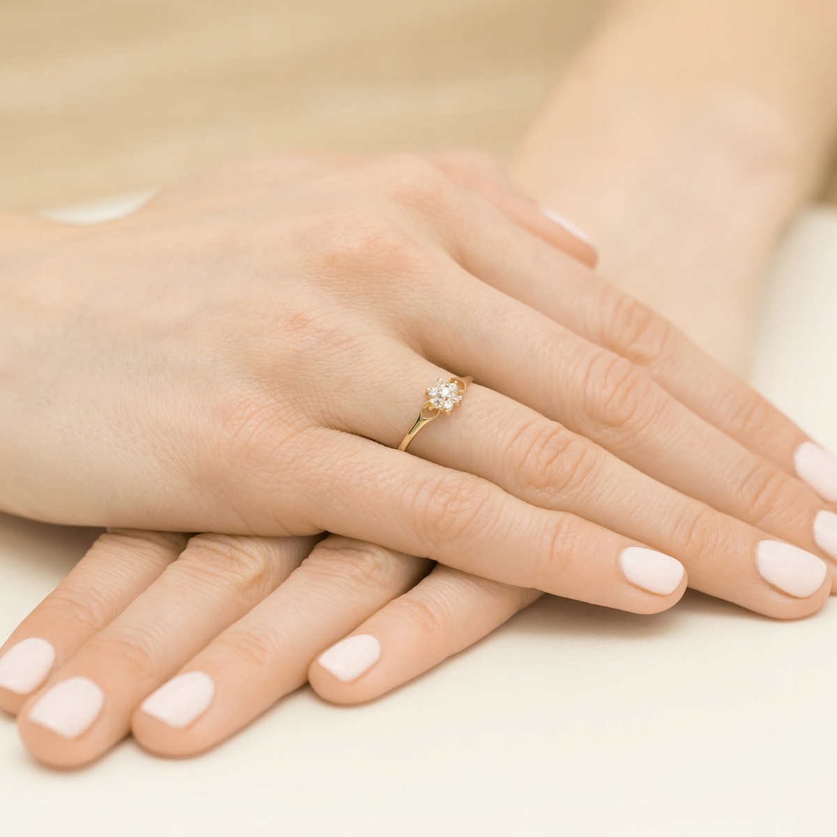 ZŁOTY PIERŚCIONEK 333 KWIATEK z CYRKONIAMI r.13 Rozmiar/Średnica wew. (mm) 13/16,67