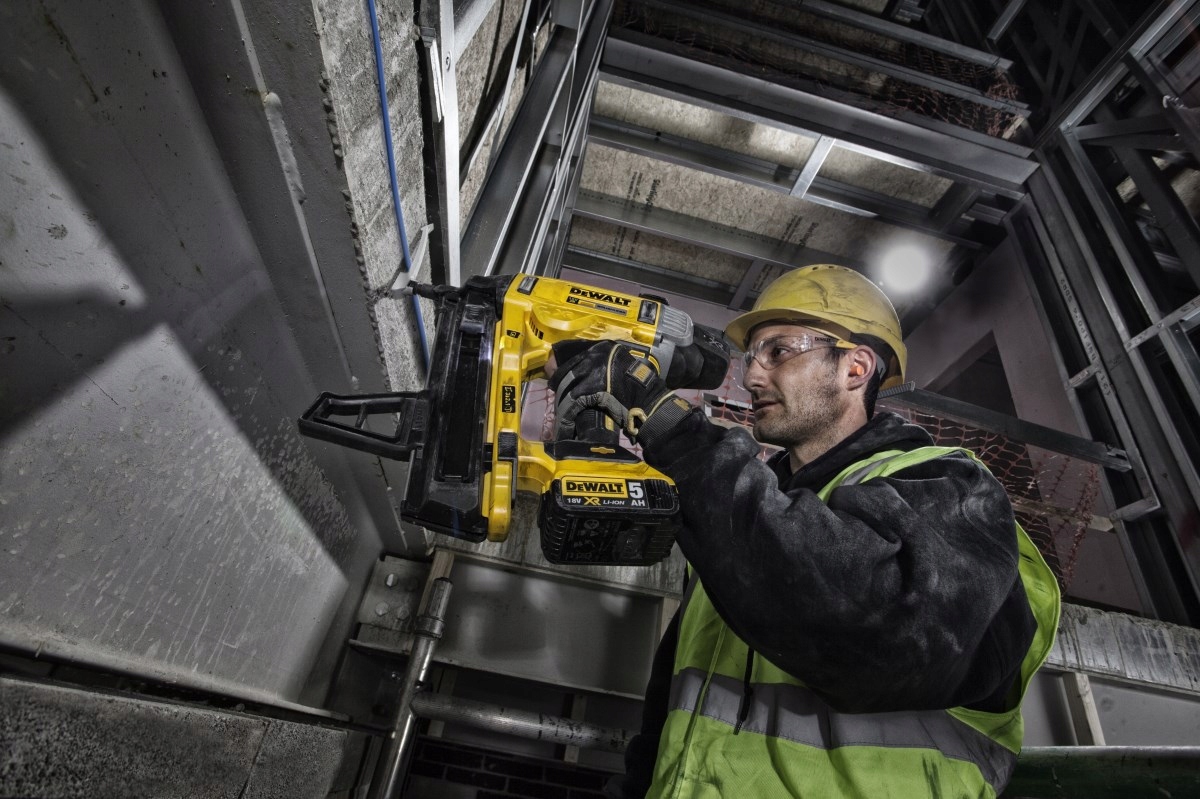 Gwoździarka do betonu DeWalt DCN890P2 Seria XR