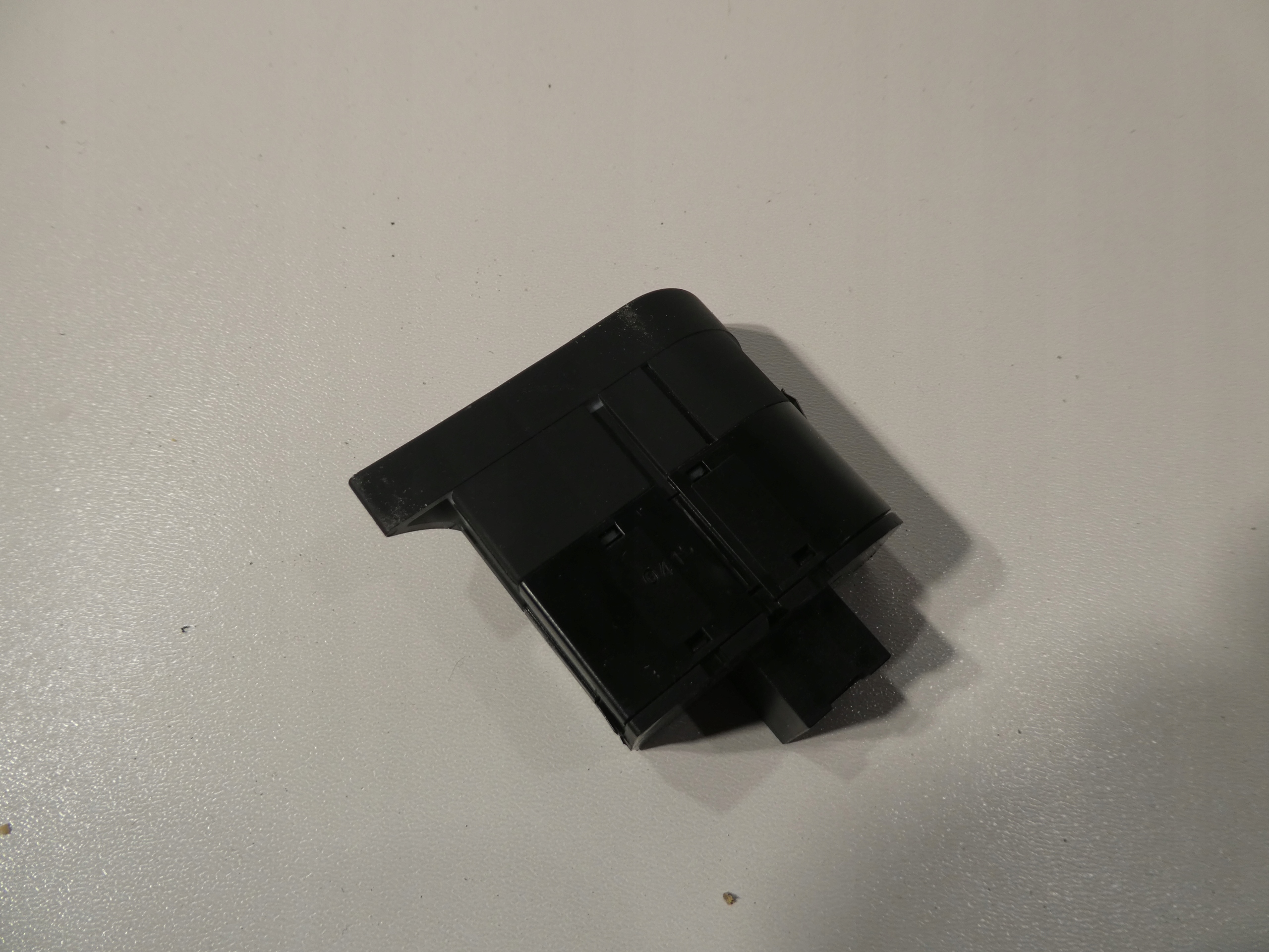 switch control of the lights AUDI A4 8E1919094C