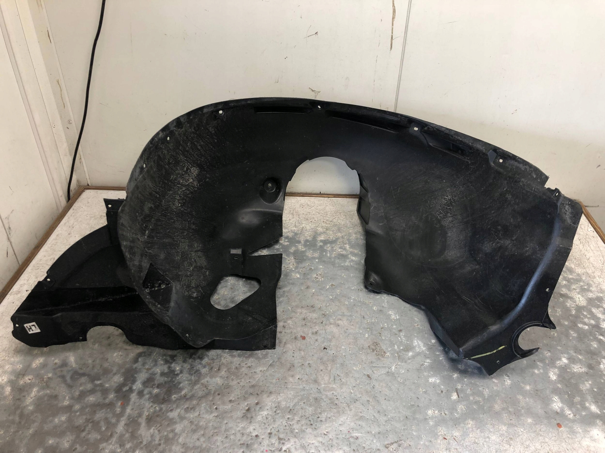 mudguard left front VW TAIGUN 6JM805911C