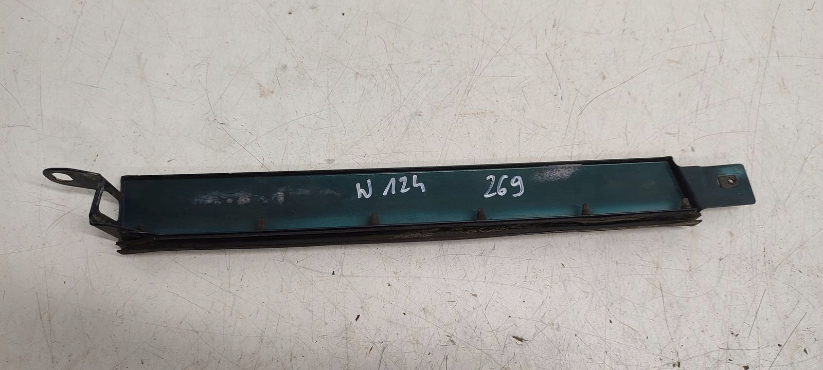 moulding below lampe left right Mercedes W124 kombi 269