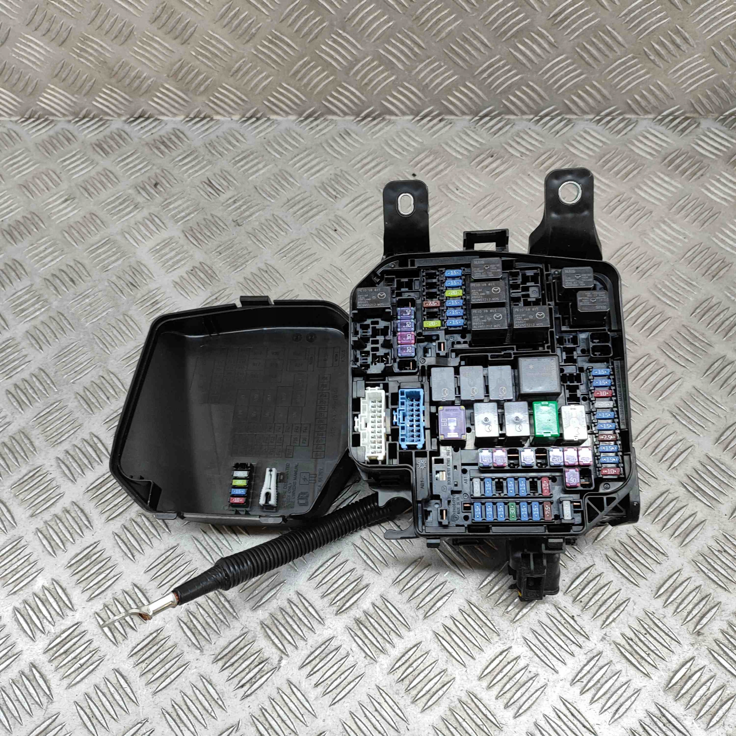 mazda CX-30 2023 рамка / модуль предохранителей