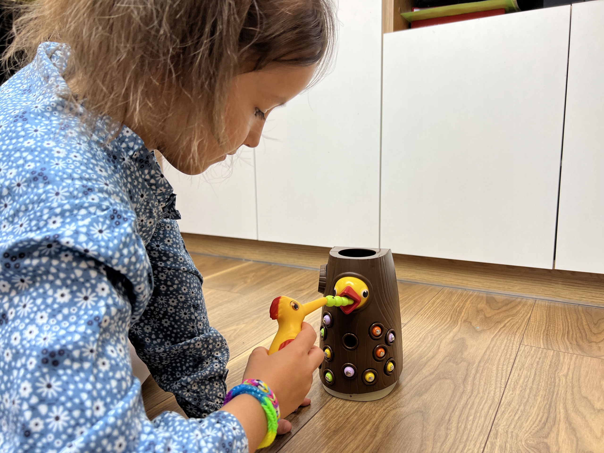 MAGNETYCZNA GRA ZRĘCZNOŚCIOWA NAKARM PTASZKA MONTESSORI DZIĘCIOŁ I ROBACZKI Głębokość produktu 10 cm