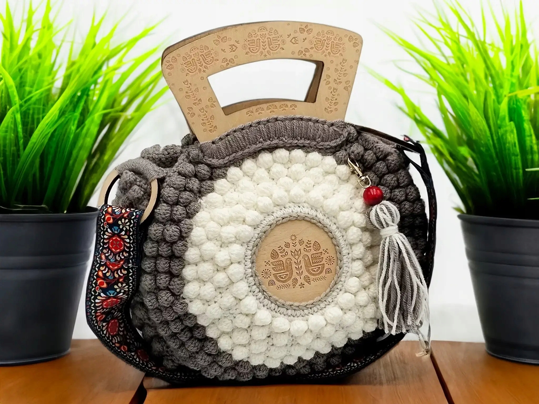 Kabelka kulatá bílo šedá s motivem folk