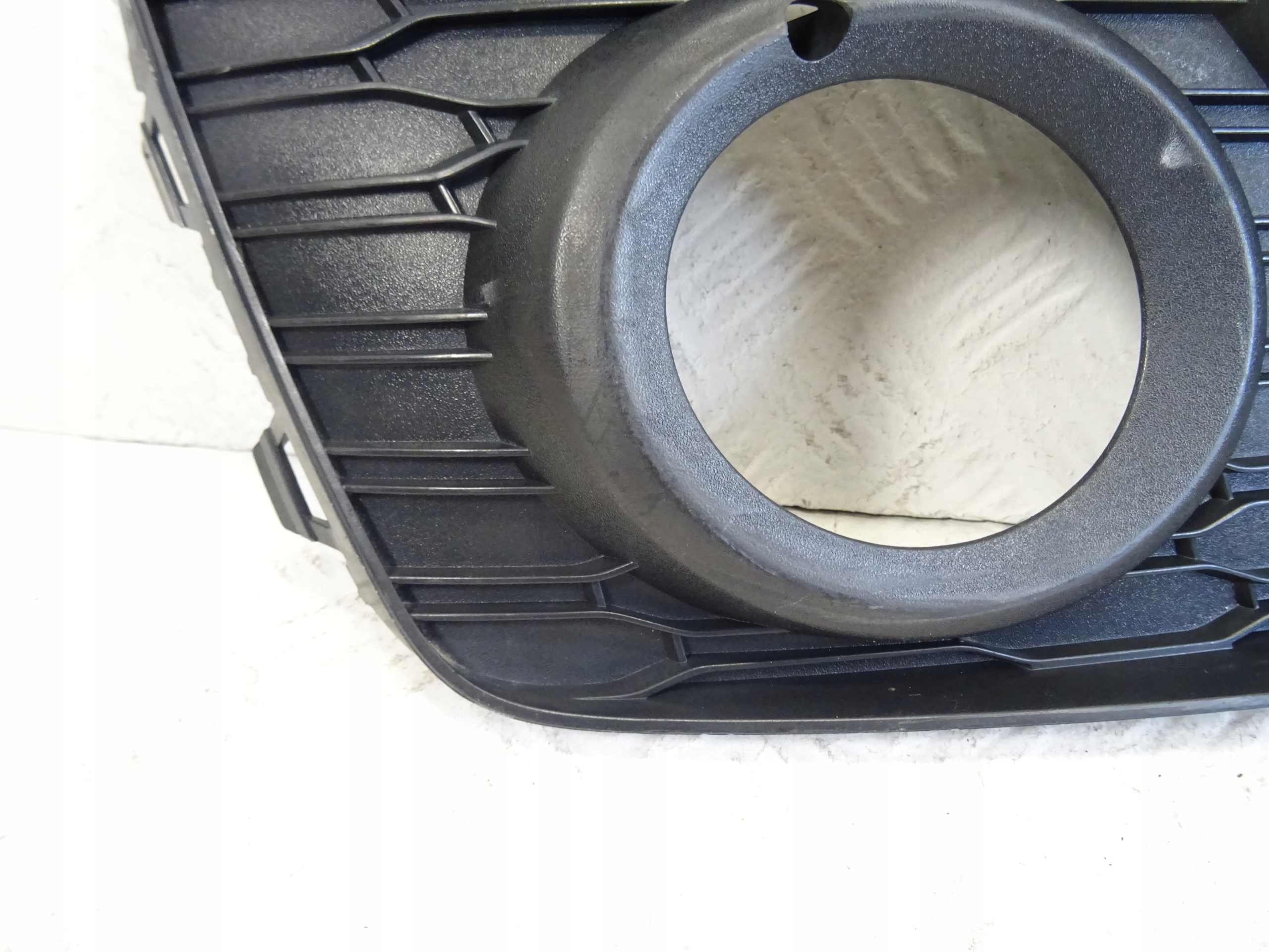 grid of a bumper front front left SEAT ARONA 6F9853665B
