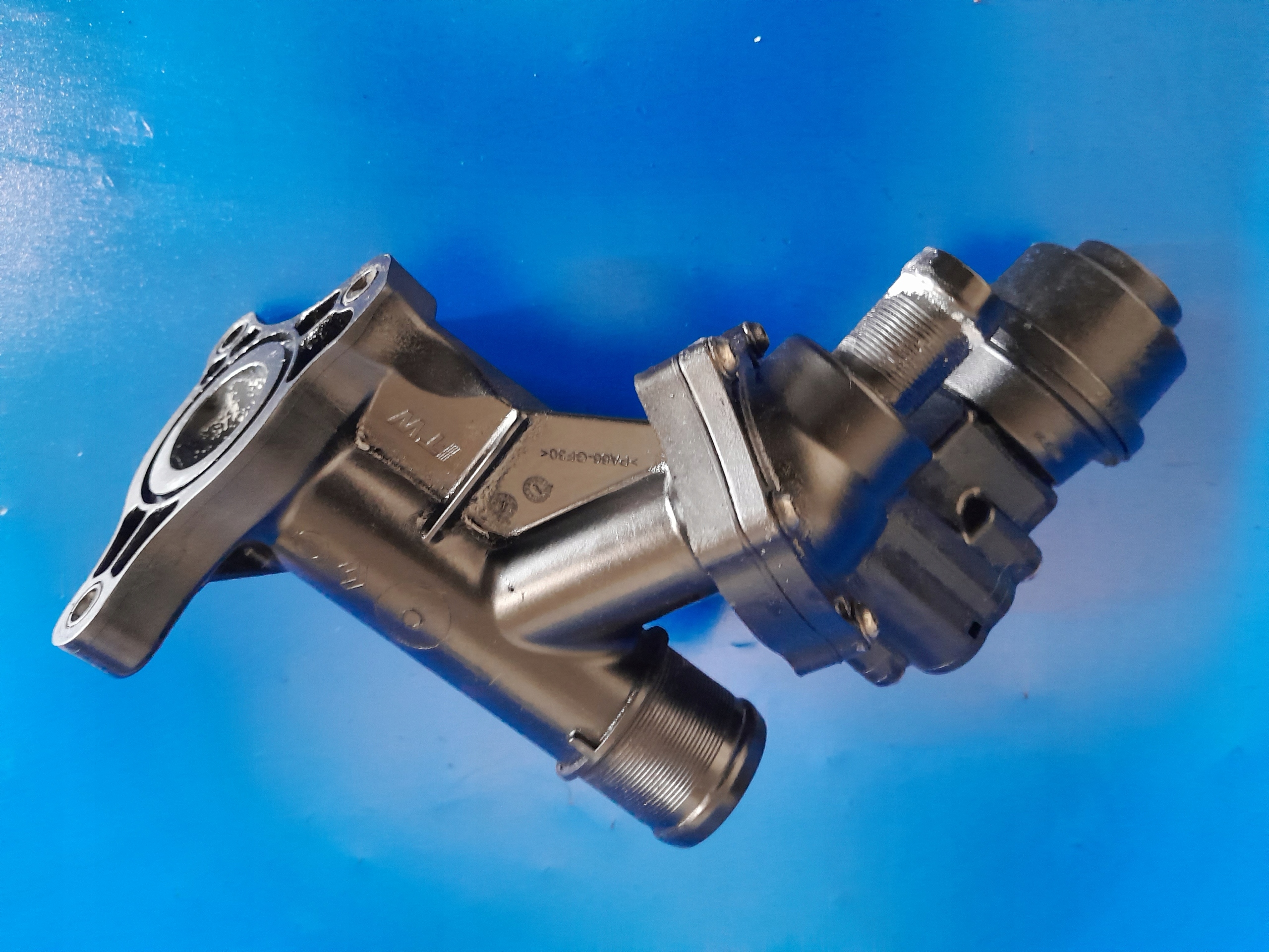 KRÓCIEC OBUDOWA TERMOSTATU NISSAN QASHQAI 1.6 DCI R9MA405 110600686