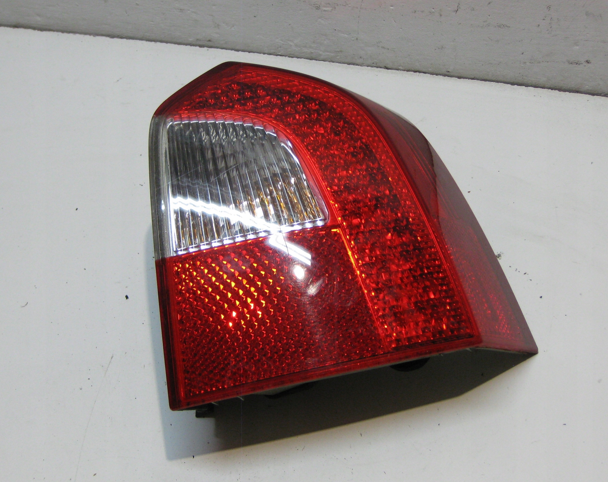 VOLVO V70 2.0 D 09R light right rear part 30698984