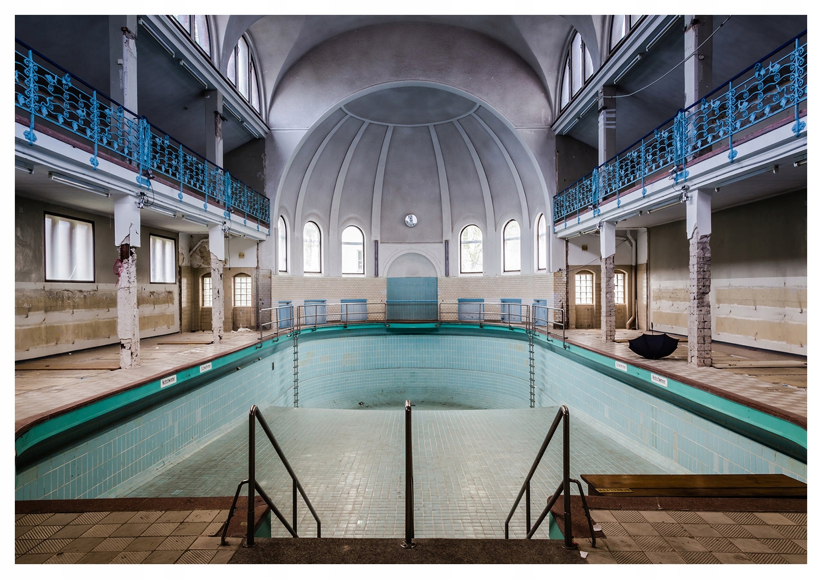 Fototapeta Opustený bazén melanchólia modré dlaždice 416x254 lepidlo