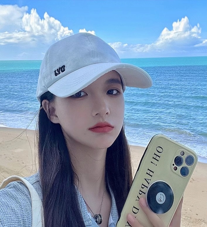 CZAPKA Z DASZKIEM DAMSKA Z MIEJSCEM NA KUCYK KITKĘ DASZEK BEJSBOLÓWKA Wzór dominujący bez wzoru