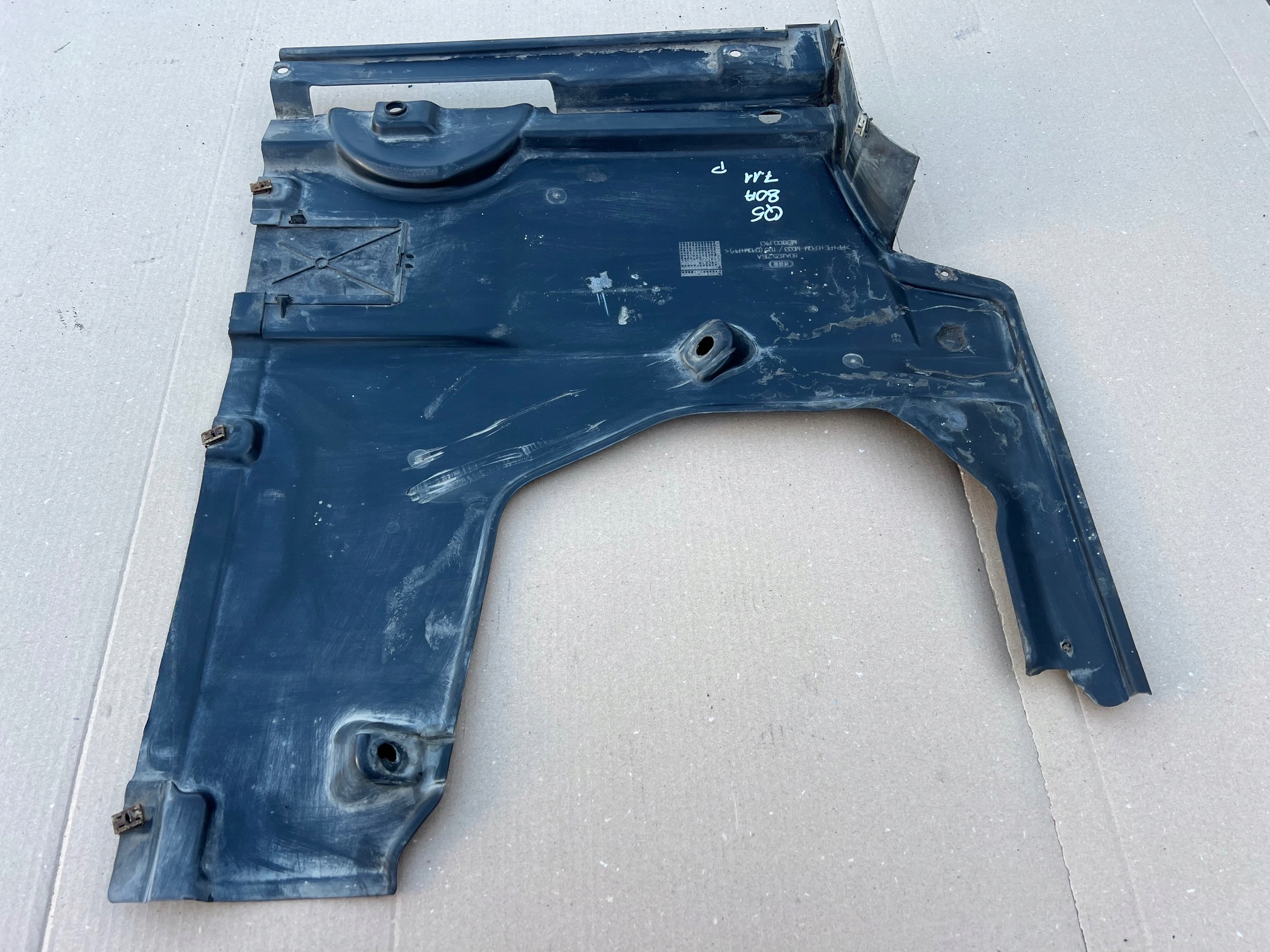 AUDI Q5 80A Blende Abdeckung abdeckung des Bodens Unterfahrschutz rechts 80A825216A