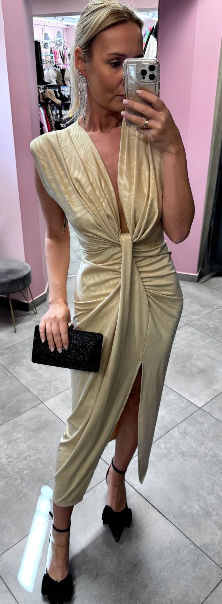 Šaty večerní šaty Elegantní , zlatavě béžové, s reliéfním vzorem.