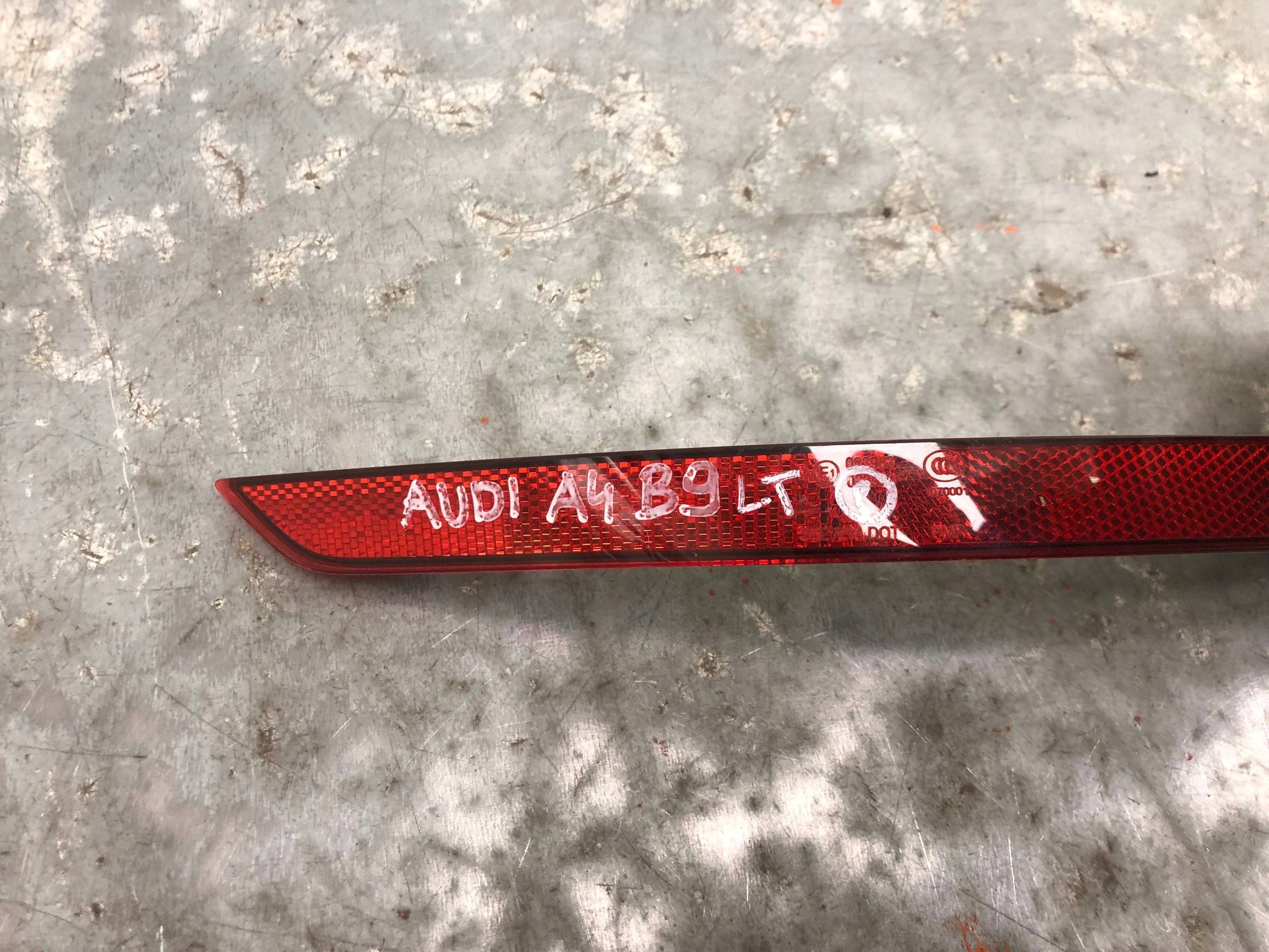 ODBLASK der Stoßstange links heck AUDI A4 B9 8W0945105C