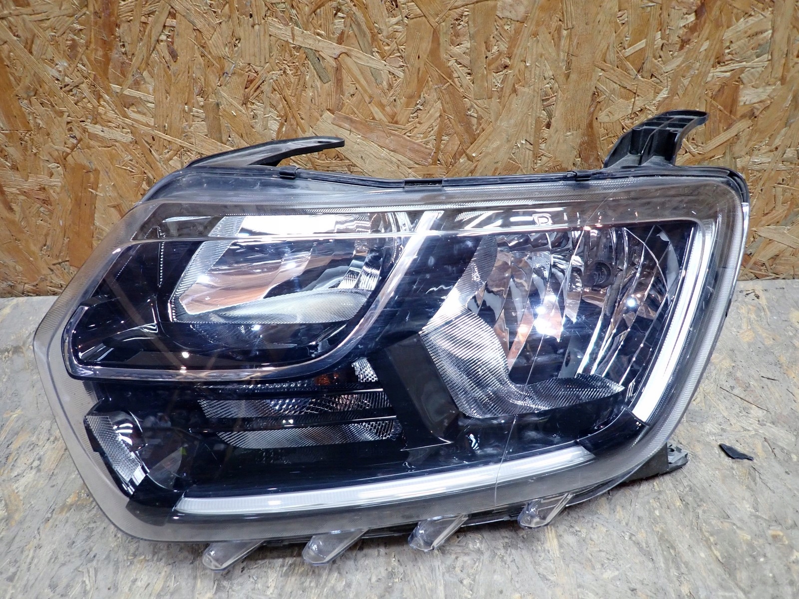 light left REFLEKTOR left LED DACIA DUSTER 2 II HM 2017-2021R 260609367R