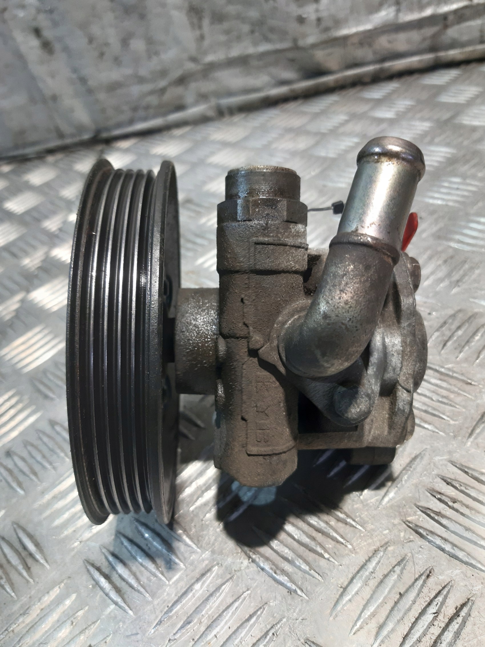 servo pump VW PASSAT B5 1.6 B 8D0145156L 105 BAR KYB