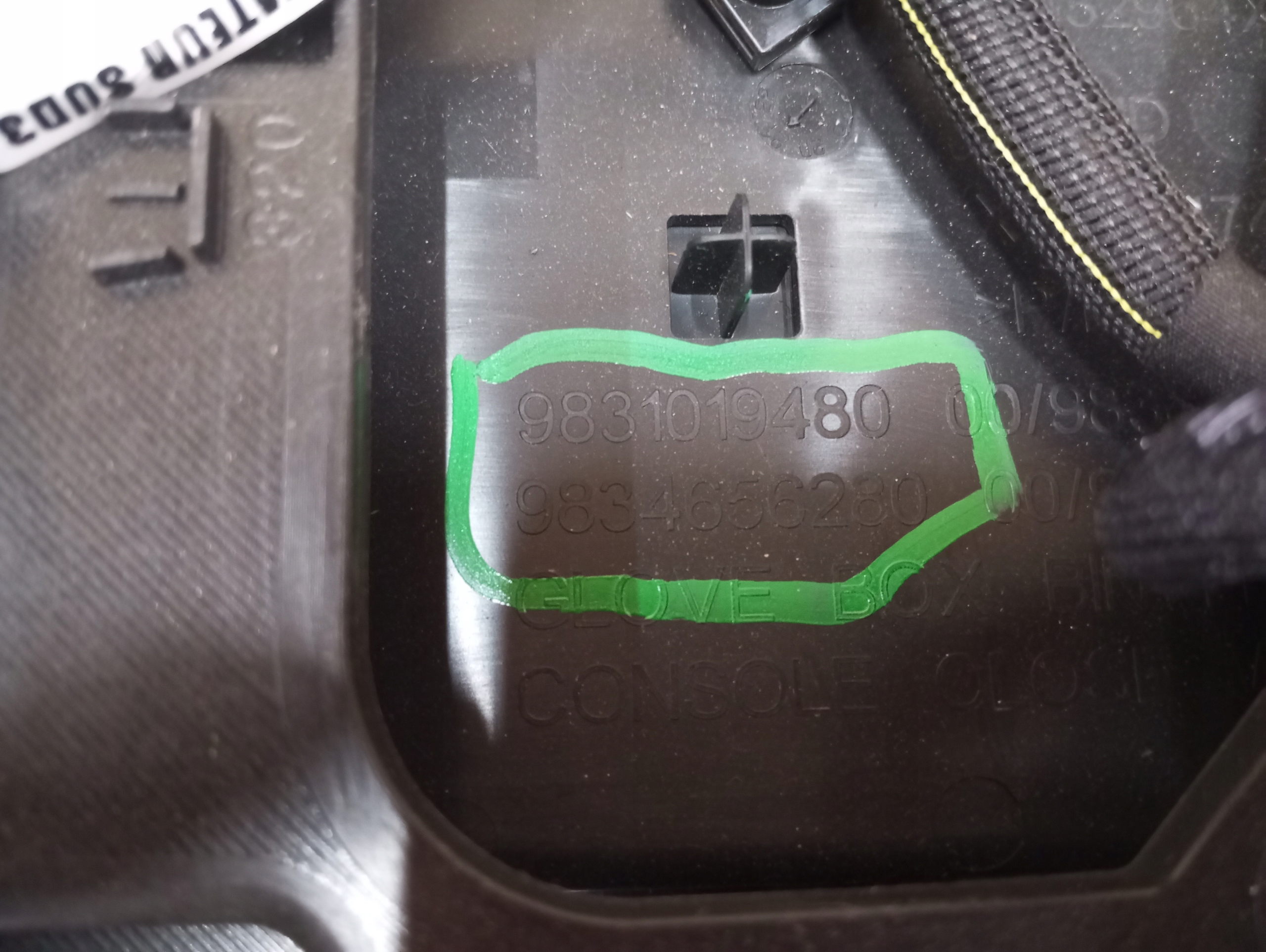 armrest CITROEN DS4 9831019480