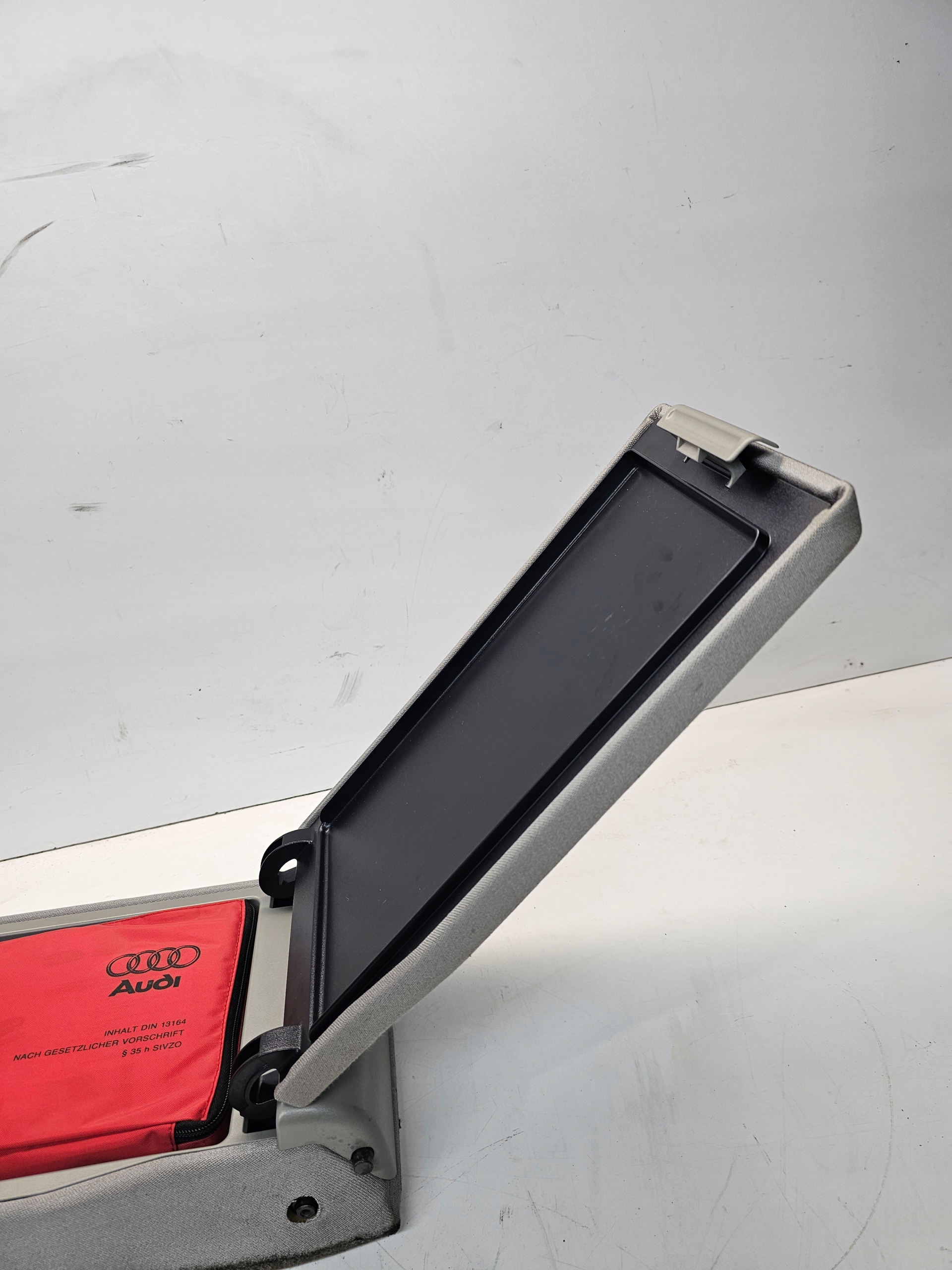 bracciolo KANAPY posteriore AUDI A6 C6 WELUR JASNY