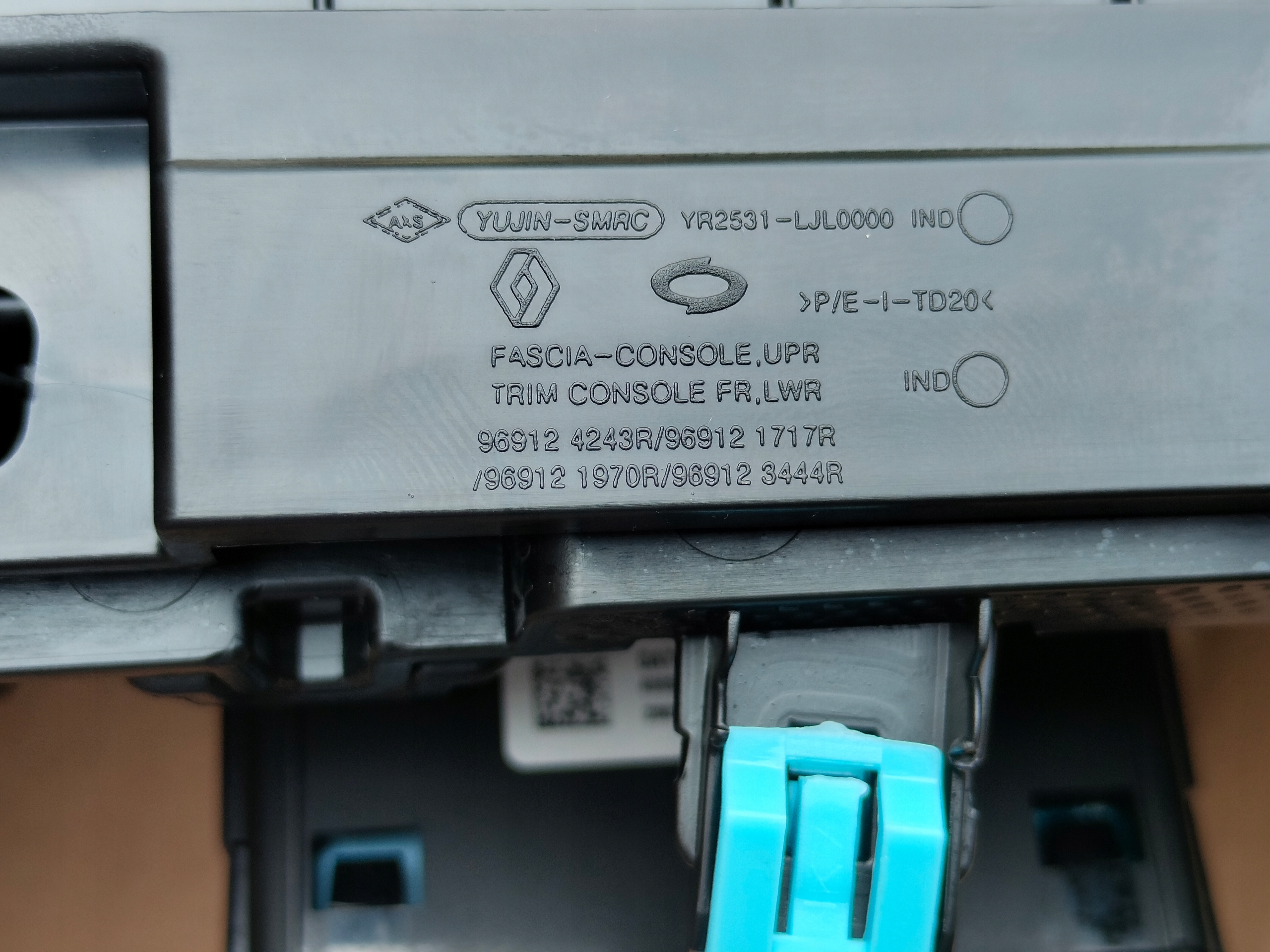 renault ARKANA рамка консоль usb
