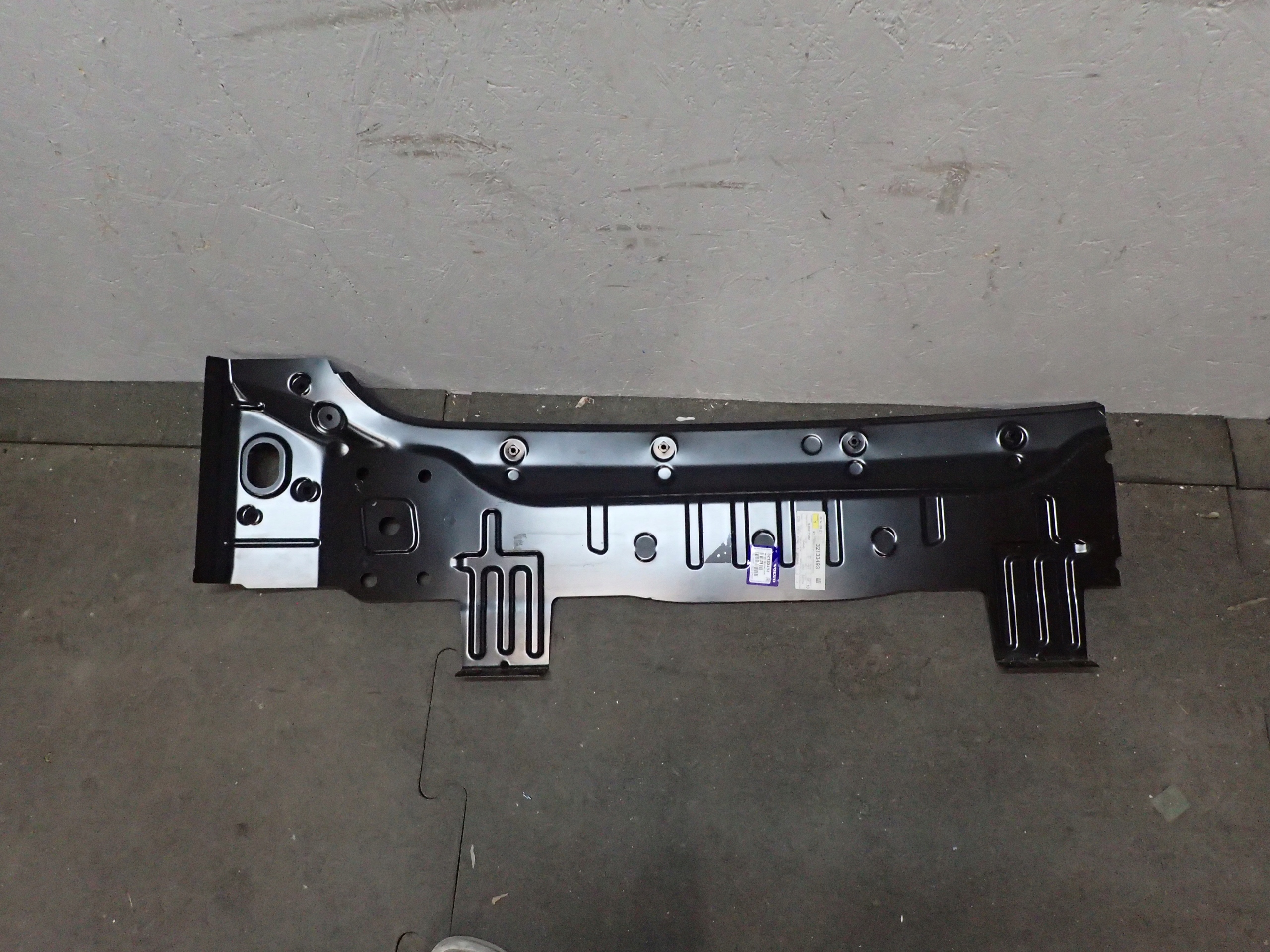 PAS TYŁ VOLVO V60 II 2 18- Numer katalogowy części 32133493