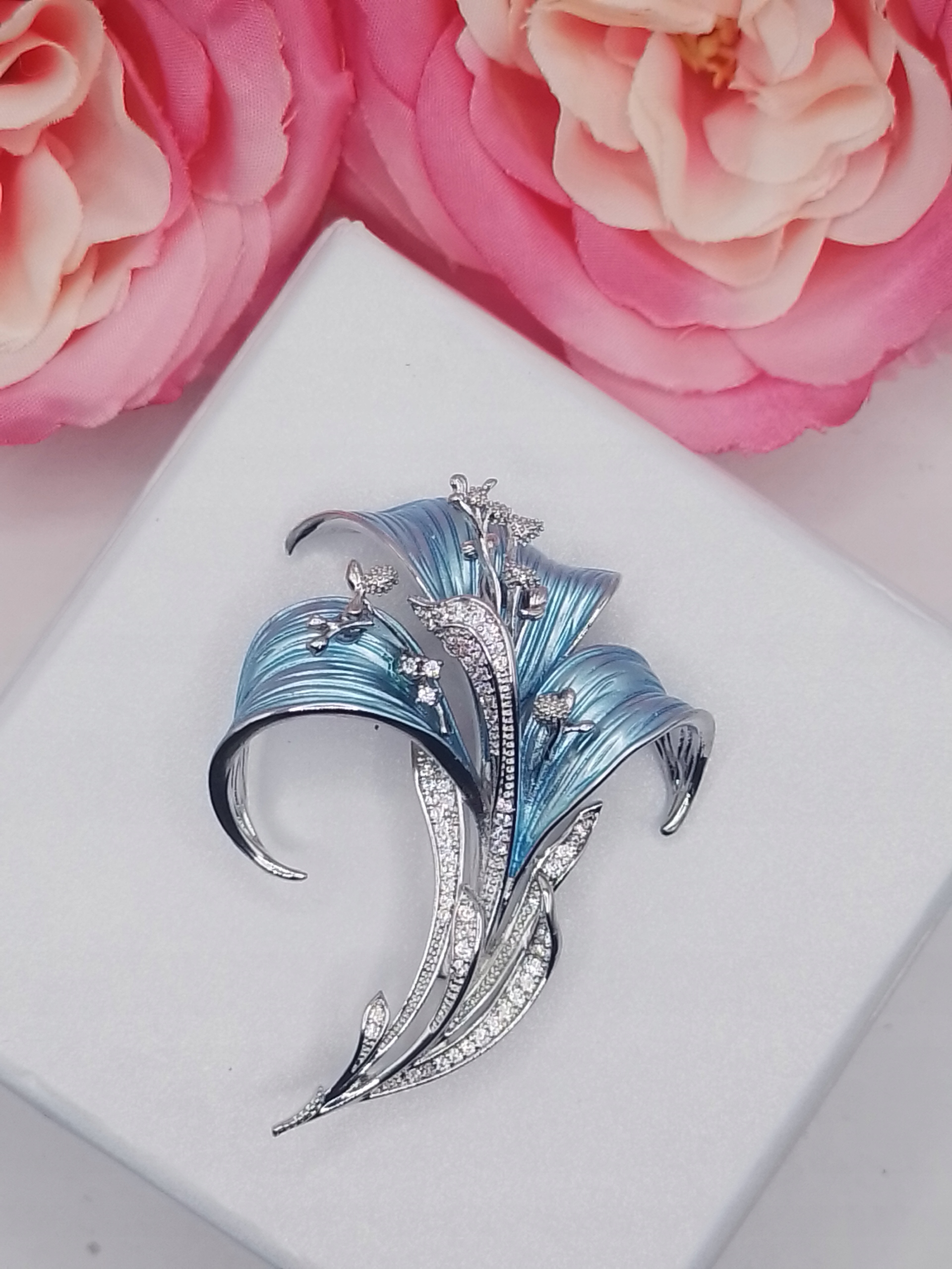 Luxusní Brož Květina Lilie Modrá Stříbrná Rhodium Krabička Jako Dárek